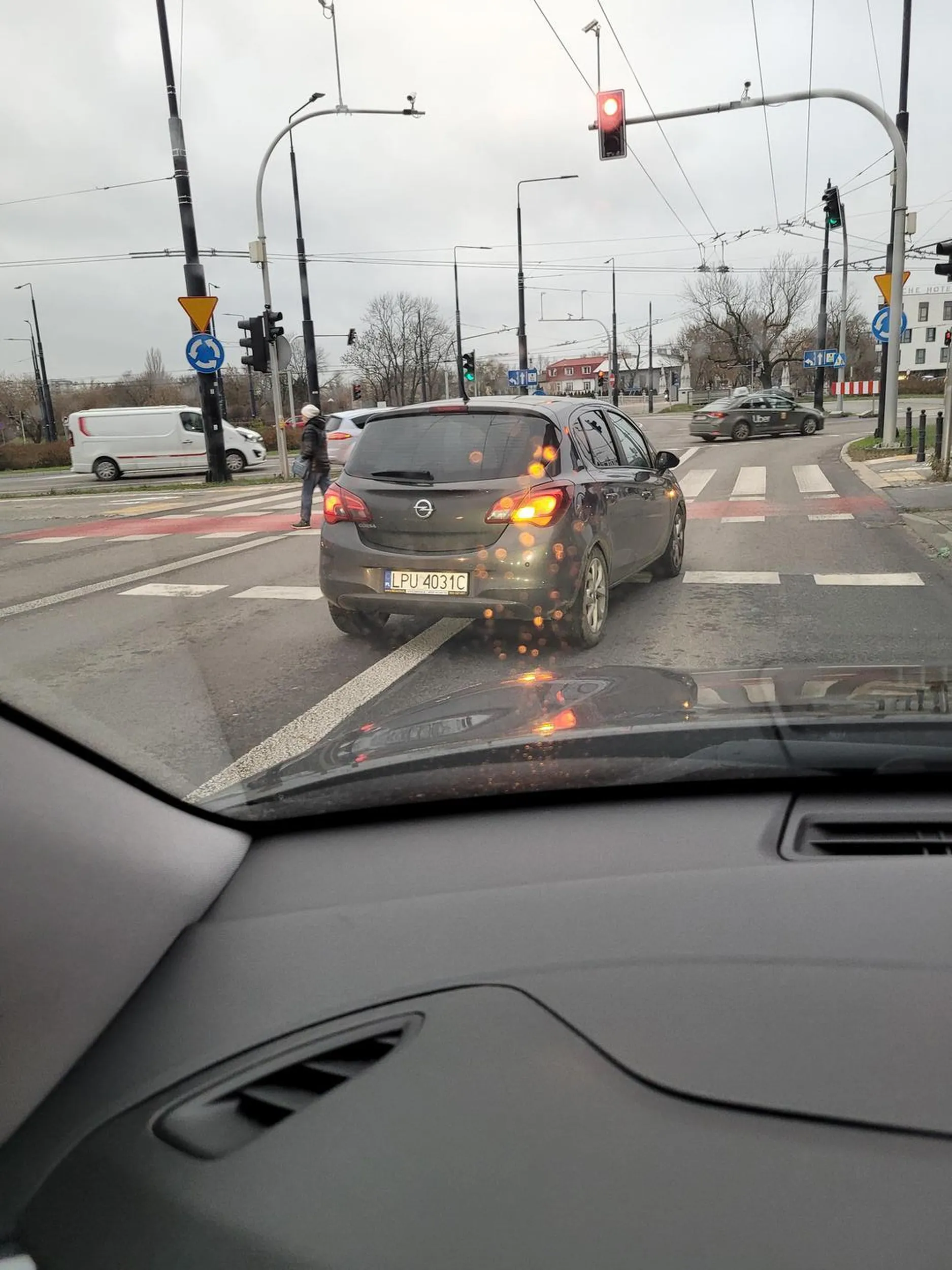 Zajeżdża drogę i jeszcze pokazuje fucka