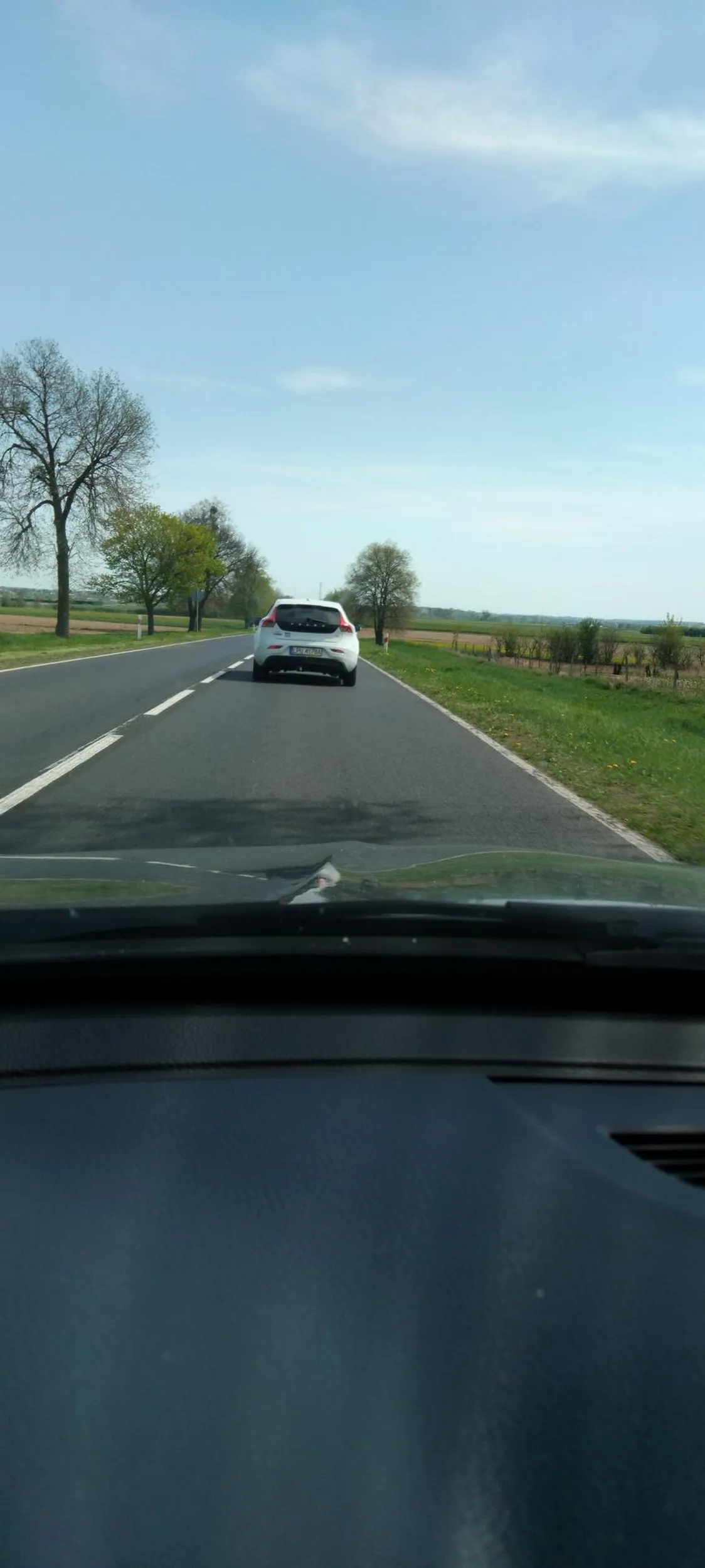 Jeżdżę ponad 12lat autem, praktycznie dzień w dzień,  ale nigdy nie spotkałem takiej idiotki na drodze jak Pani w tego białego volvo. Zaczęła od siedzenia na zderzaku, jechałem 90km/h czyli z maksymalną dozwoloną prędkością na odcinku tej drogi,  dogoniła mnie Pani z volvo i tak na oko siadła mi na zderza 1.5 -2m. Długi ładny odcinek,  widać motocyklistę jadącego z naprzeciwka, a ta zaczyna wyprzedzać,  musiałem dać po hamulcu bo by zabiła motocyklistę. Uciekłem na prawo, motocyklista w swoje prawo a baba z volvo pojechała dalej, dogoniłem ją po chwili i miała gdzieś, że przed chwilą prawie zabiła człowieka,  jechała 130km/h, ja odpuściłem zbiłem prędkość do 90km/h. Udaj się kobieto do poradni psychologicznej. Zrób to teraz, a nie po tym jak kogoś zabijesz swoją jazdą bez rozumu i jakiej kolwiek refleksji
