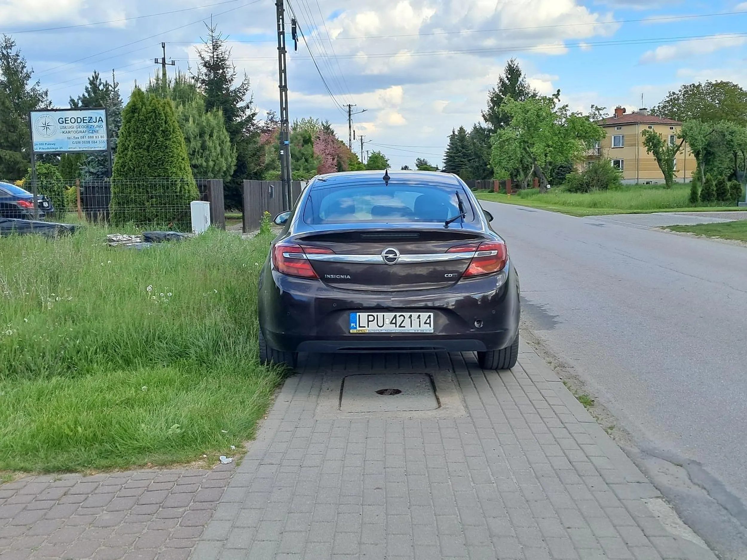 Proszę nie parkować na chodniku blokując ruchu pieszych.