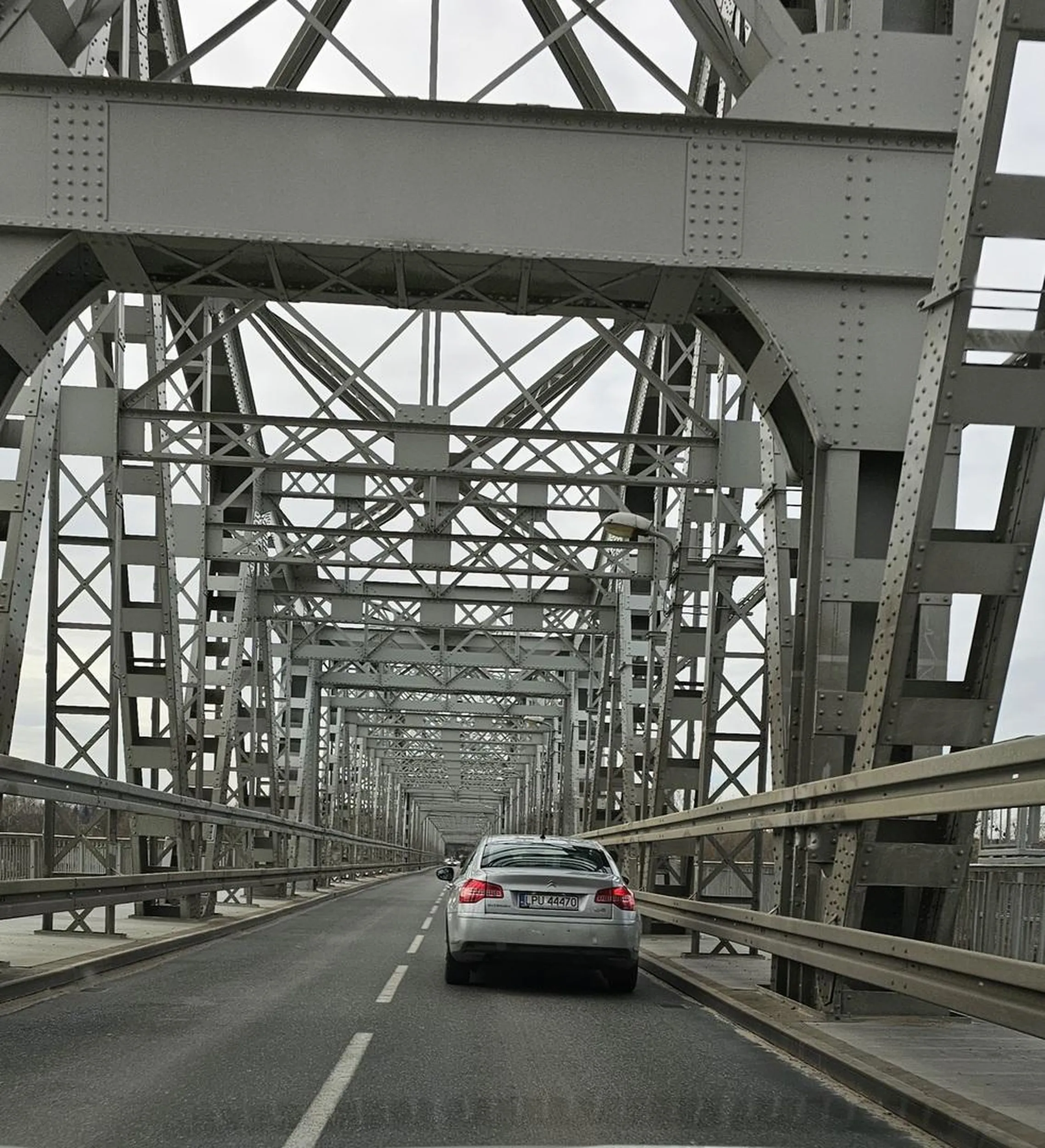 Stary cymbał w kapeluszu wymusza pierwszeństwo,po czym wyprzedza na moście i zhamowuje mnie do prędkości 30km/h