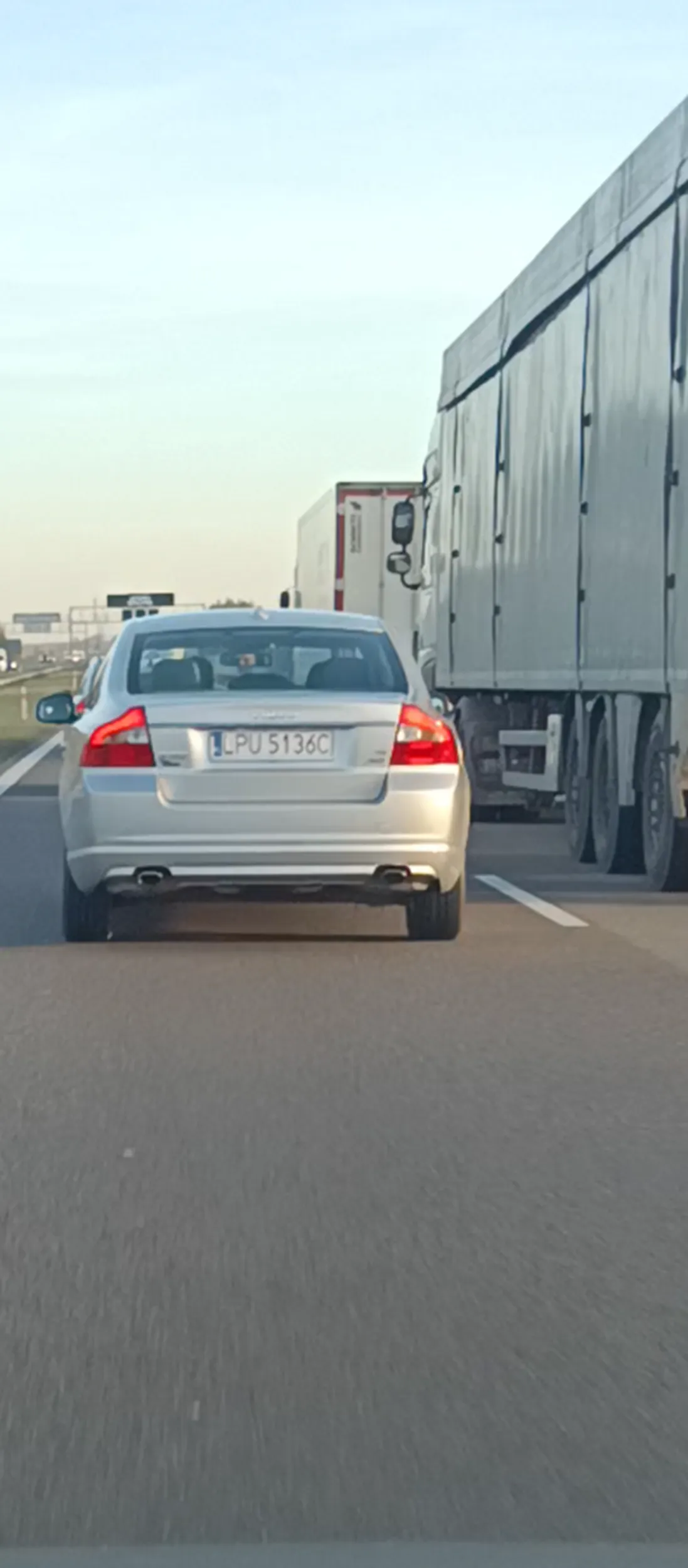 Facet około 40lat. Gruby cham zajeżdża drogę jak ktoś chce jechać szybciej po czym uderza w hamulec i spycha  z drogi