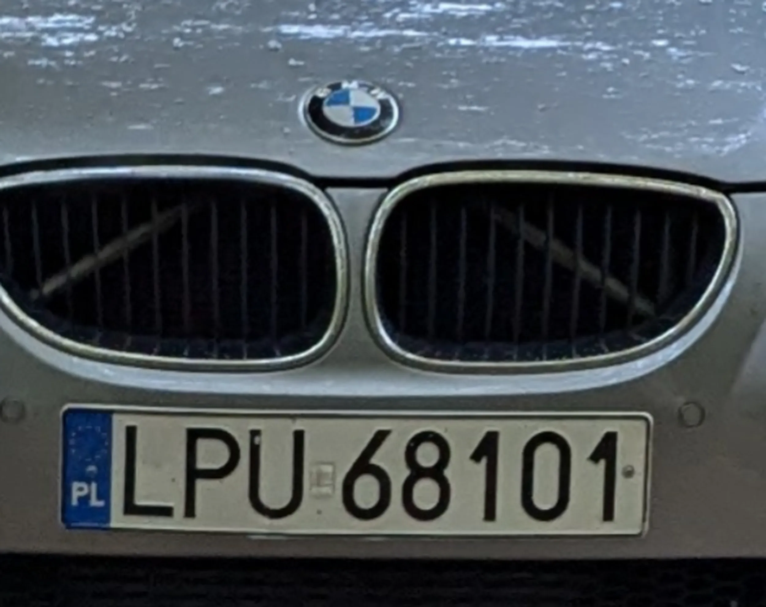 Agresor drogowy i leśny. Puszcza psa w lesie, gdy jego pies uderzył mnie dużą gałęzią i zwróciłem mu uwagę "co robisz człowieku" to zaczął rzucać przezwiskami że mam "wyluzować", a jego żyłka pierdząca rozgrzana do czerwoności .. Kilka dni później agresywnie mnie wyprzedzał na drodze do 30km/h dużo przekraczając prędkość. Proszę zgłaszać agresywne zachowania tego człowieka.