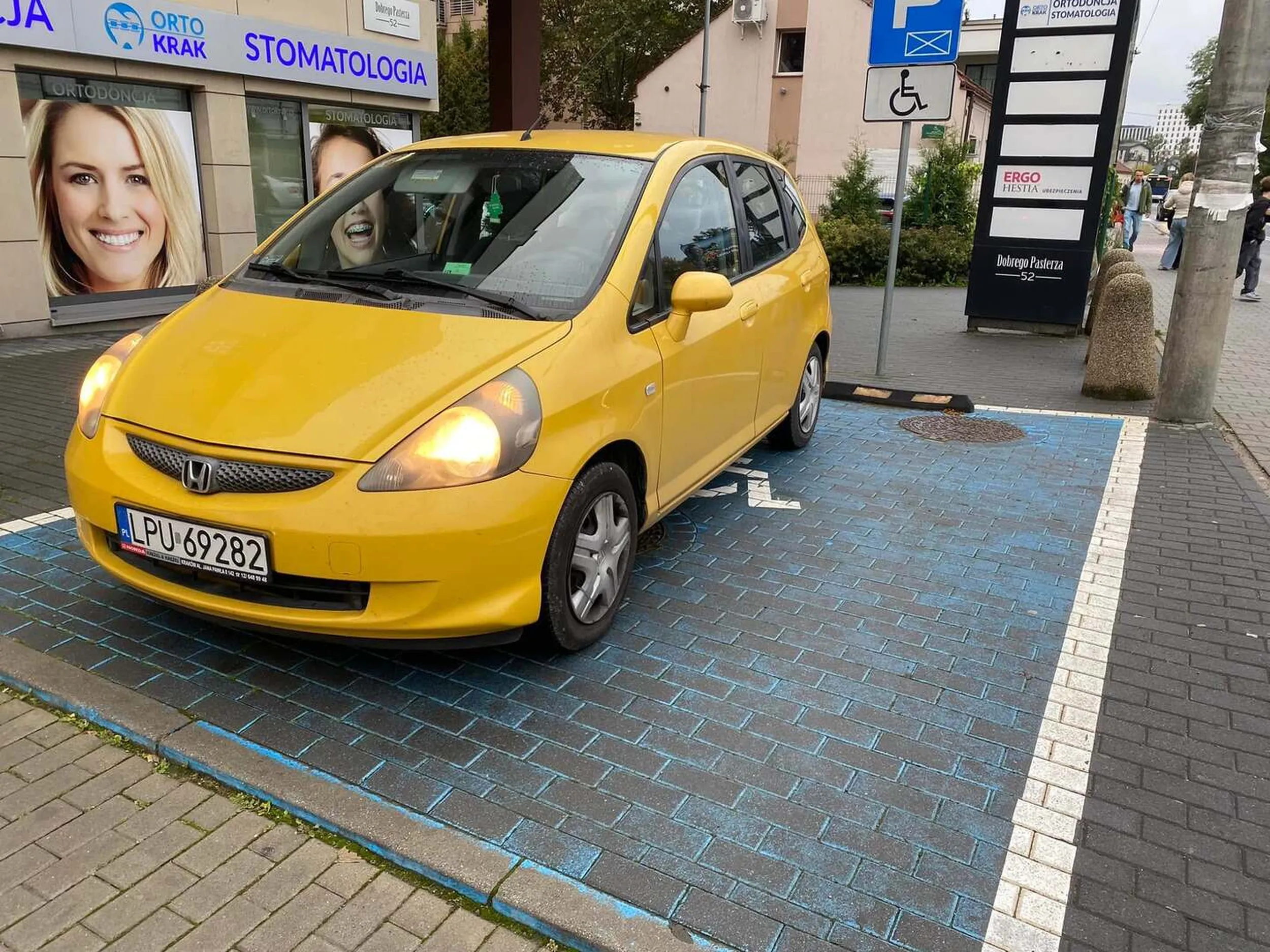 Zajmowanie miejsca dla niepełnosprawnych jest chamskie jeżeli nie posiadasz karty parkingowej [sprawdzone - brak].
