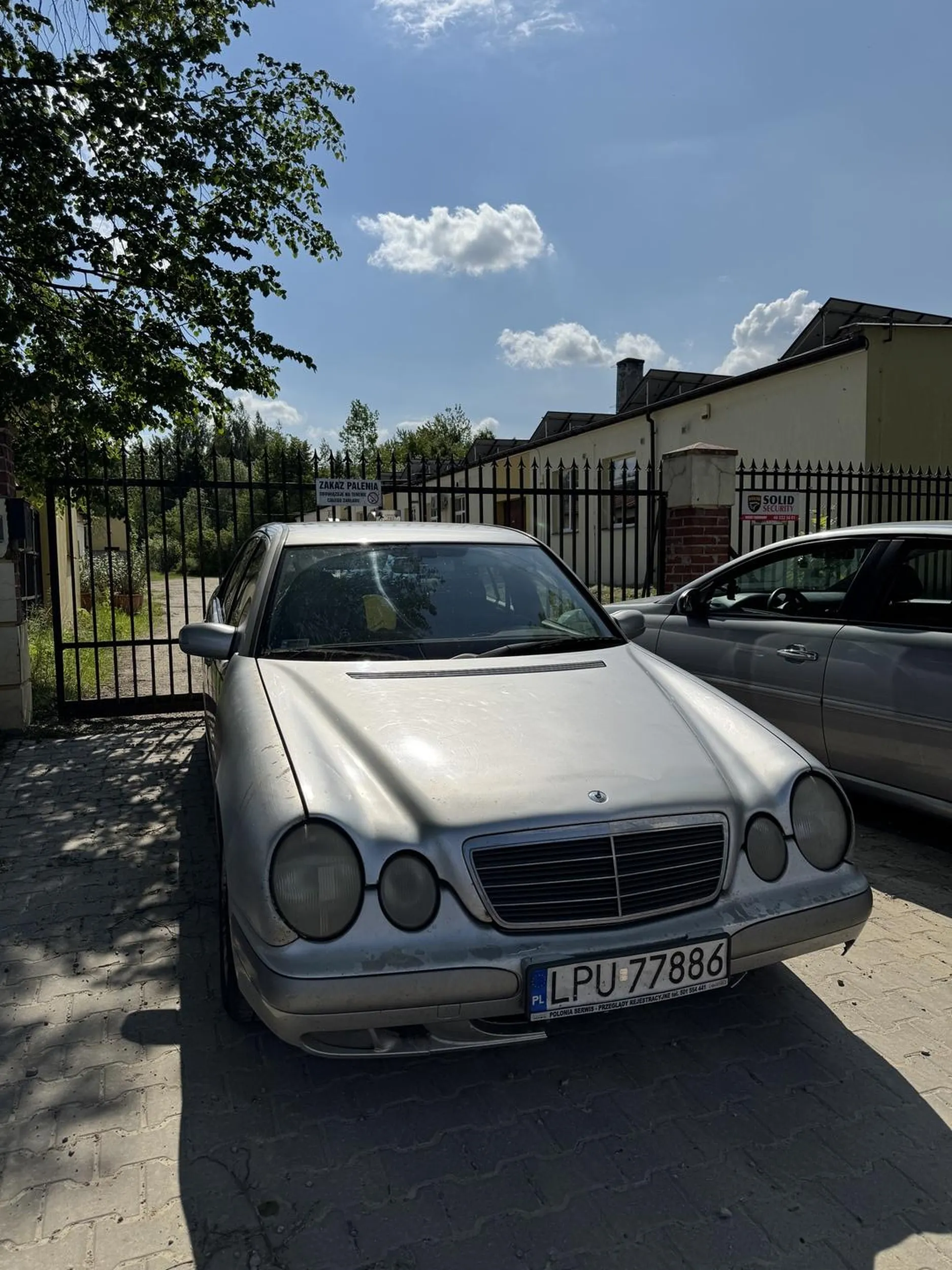 Piękne parkowanie na chodniku. Piesi zadowoleni