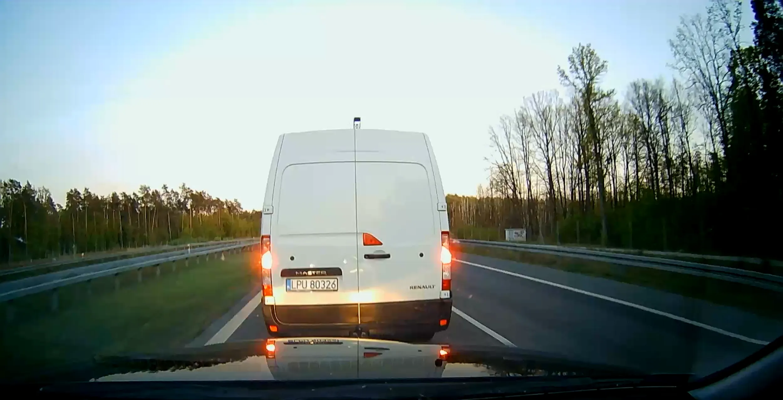 Kierowca busa Renault Master o numerach rejestracyjnych LPU 80326 na drodze S17 w kierunku Lublina ( na wysokości MOP Pilawa ) zajechał kilka krotnie mi drogę, po "mrygnieciu długimi" chyba mu sie nie spodobało bo bez powodu zaczął hamować na pustej drodze a gdy chciałem zjechac na prawy pas on rownież to uczynił dalej hamując. Na nieszczęście kierowcy busa mam kamerke, która zarejestrowała całe zdarzenie a sprawa została zgłoszona na policje. W krótkim czasie możecie spodziewać się nagrania również na kanale Youtube STOP CHAM. Takie zachowania trzeba tępić :)