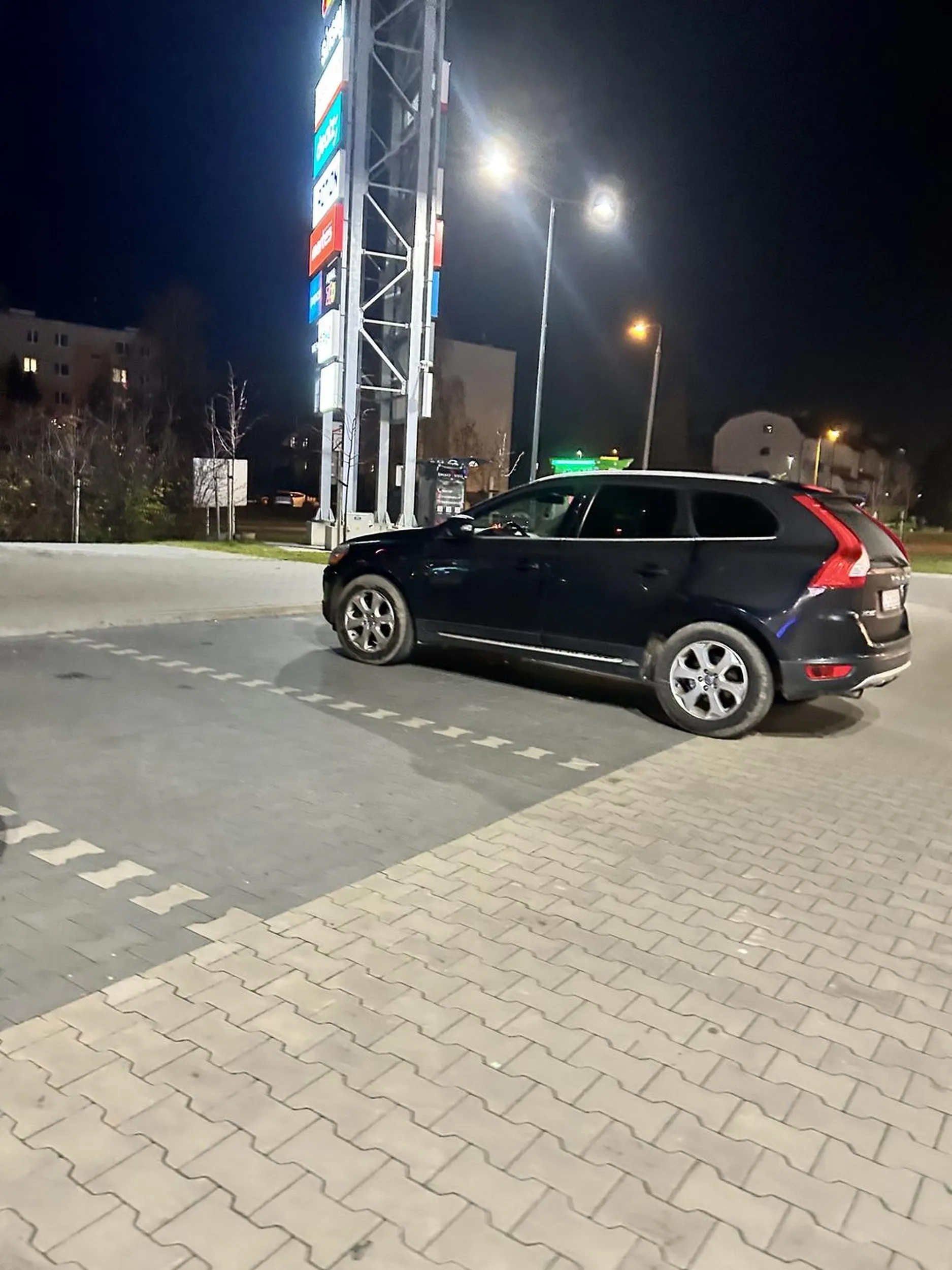 Osoby niewidome są zagrożeniem w ruchu drogowym i nie powinny otrzymywać prawa jazdy, no chyba, że się mylę i osoba, która tak zaparkowała tym Volvo nie jest niewidoma, to wtedy zabrać prawo jazdy dożywotnio i wysłać do Choroszczy.