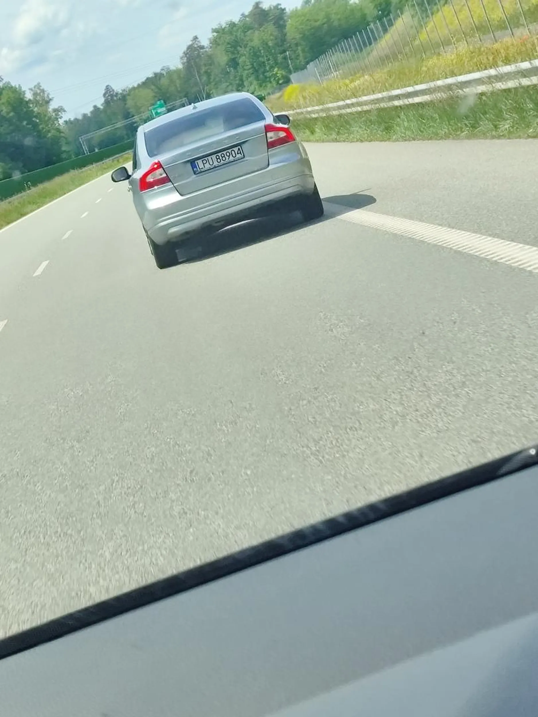 Naucz się łysy chłopie jeździć z poszanowaniem. Na s12 w stronę Zakładów azotowych jedziesz lewym pasem, jak cię wyprzedziłem prawym to zajeżdżałeś drogę jadąc środkiem dwóch pasów hamując