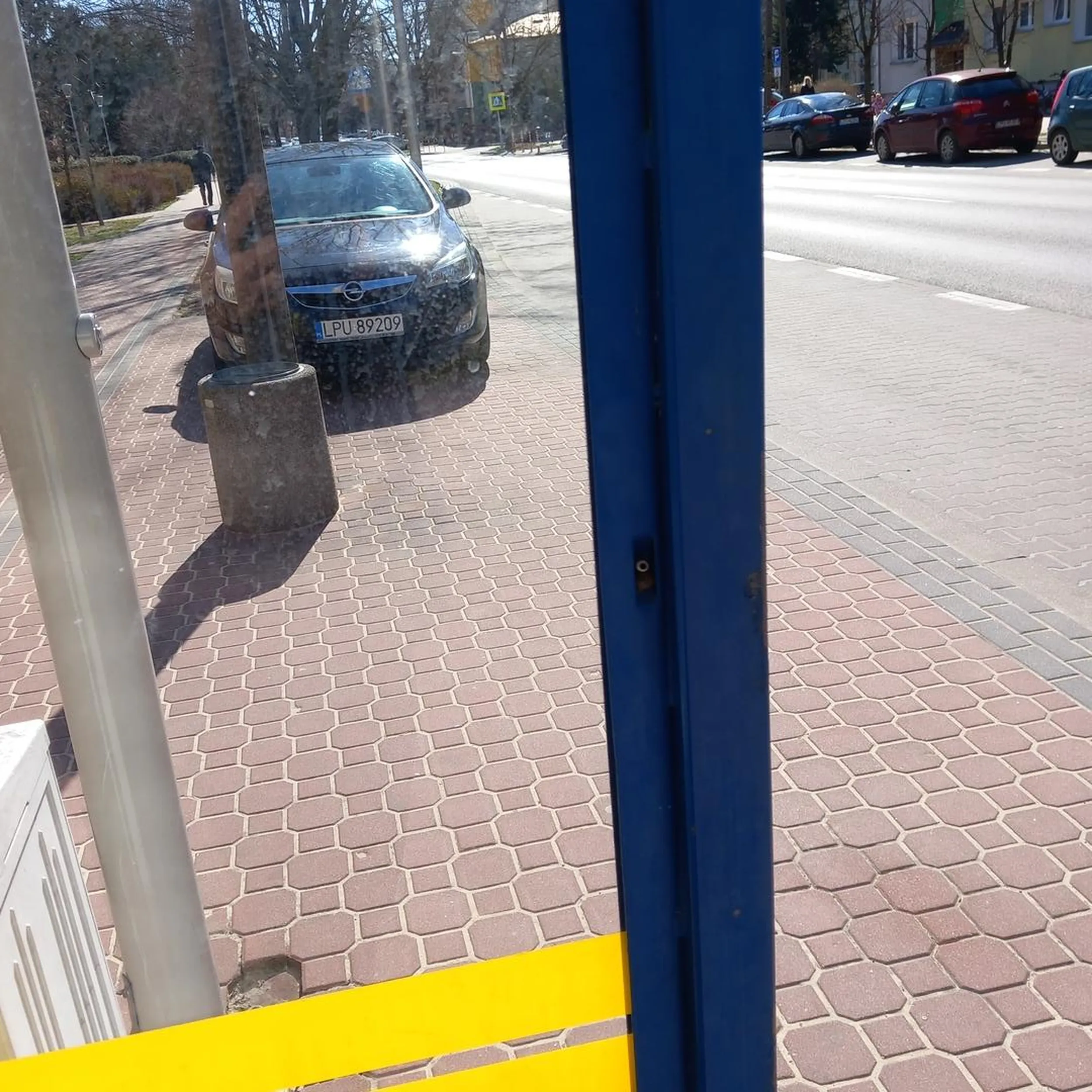 Nastepna Głupia.... parkuje na nie dozwolonym miejscu zatoczka mzk przystanek