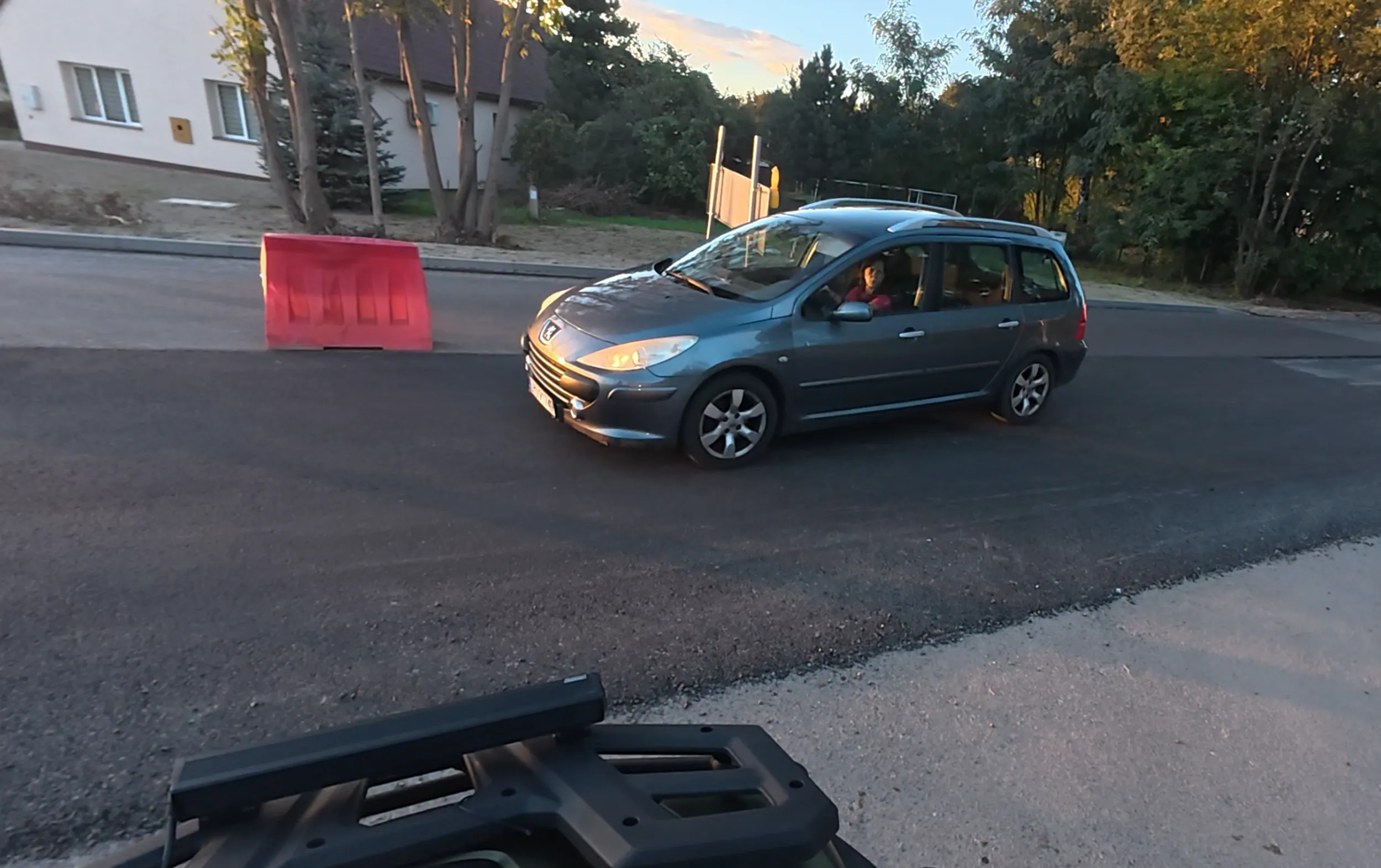 Pani dosyć nie miła, czekałem aż przejadą samochody aby włączyć się do ruchu, Pani jechała gdzieś w środku i pokazała abym puknął się w głowę, pomimo że nie wymusiłem pierwszeństwa i czekałem na swoją kolej