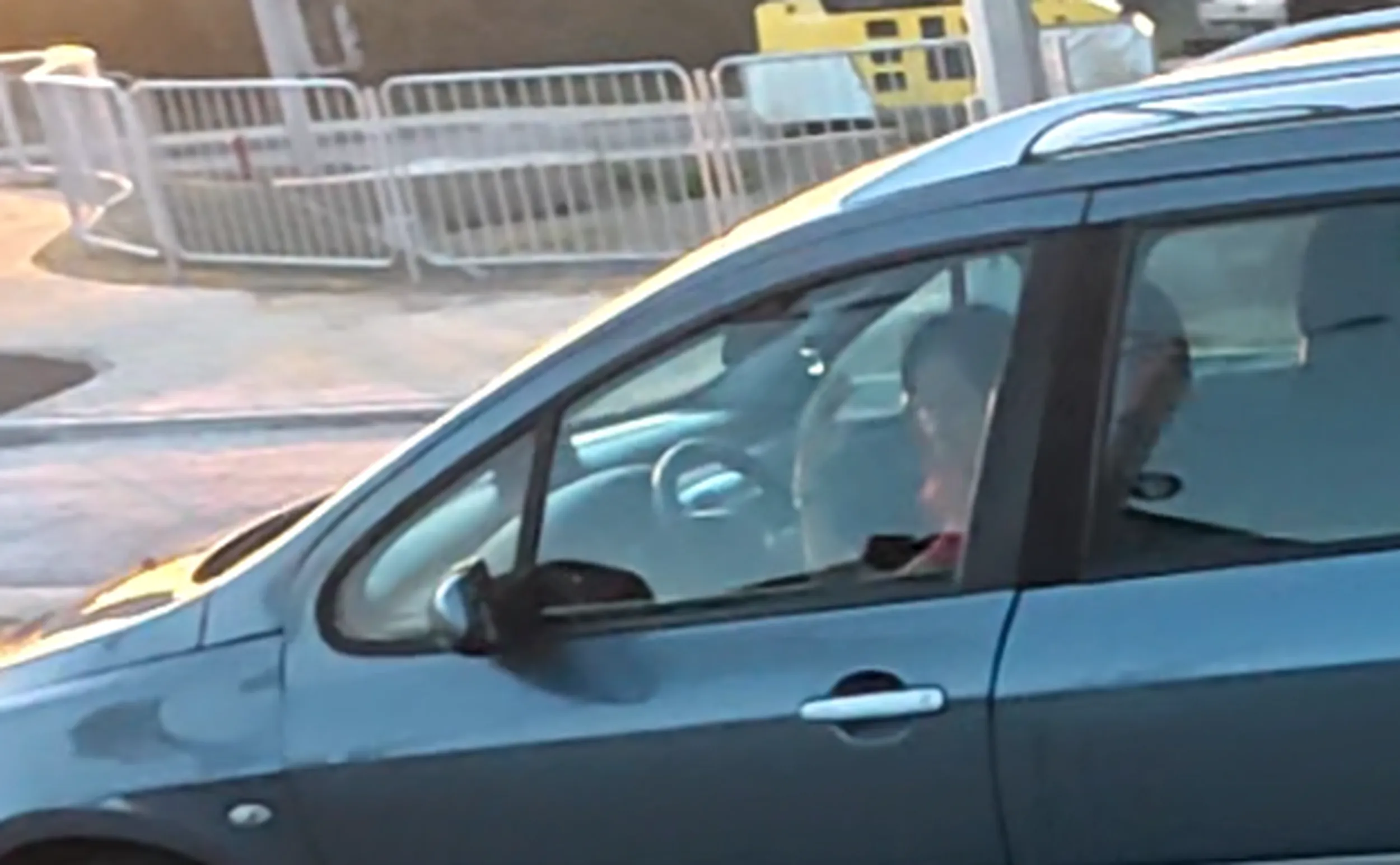 Pani dosyć nie miła, czekałem aż przejadą samochody aby włączyć się do ruchu, Pani jechała gdzieś w środku i pokazała abym puknął się w głowę, pomimo że nie wymusiłem pierwszeństwa i czekałem na swoją kolej