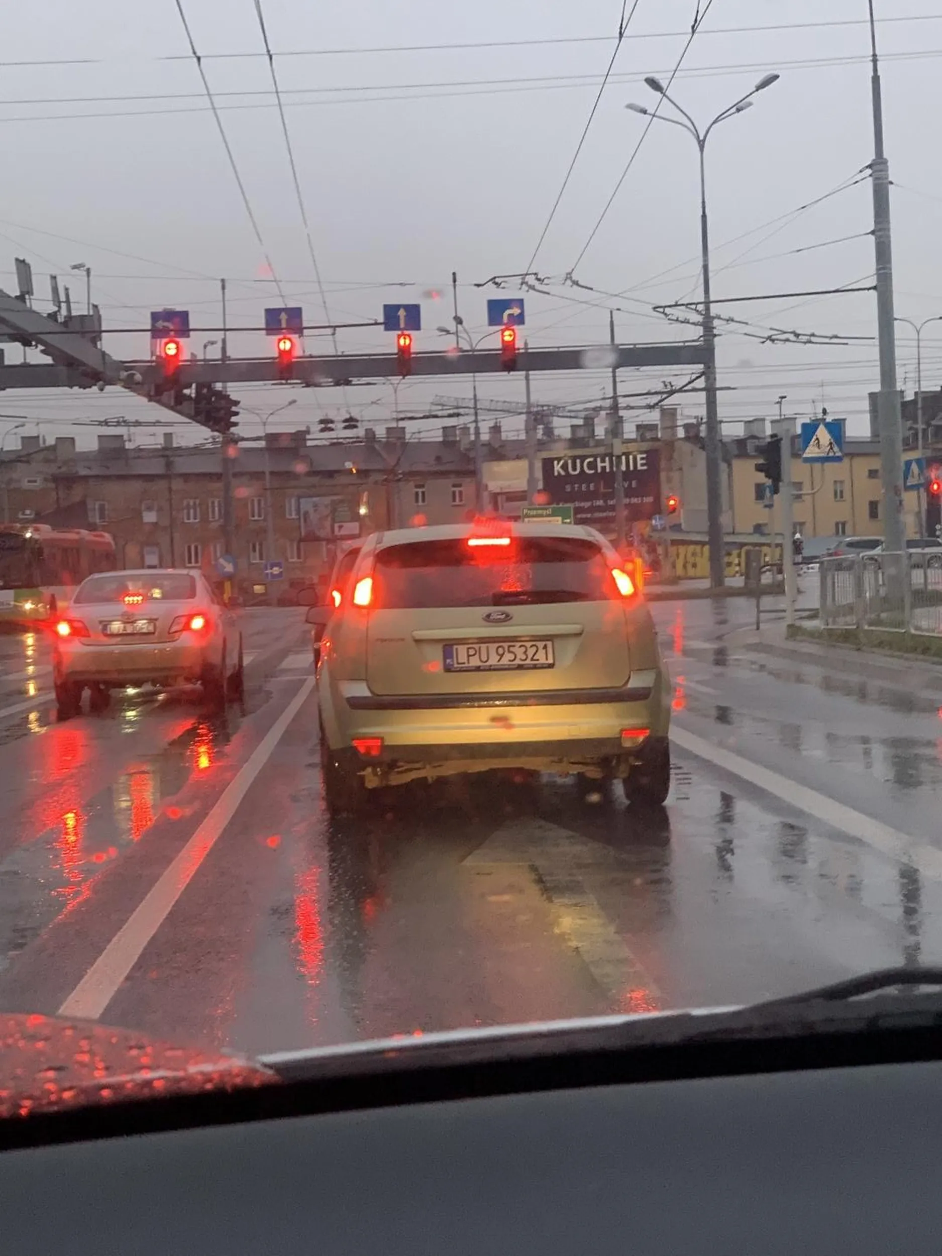 Wymusza pierwszeństwo przejazdu zmieniając nagle pas ruchu bez kierunkowskazu. Jak zmieniasz pas to spojrzyj w lusterko. A nie stoisz za innymi samochodami na czerwonym świetle i nagle pchasz się niespodziewanie na pas obok, na którym świeci się zielone i na którym samochody są rozpędzone. I nie dość że wymuszasz to potem wleczesz się zamiast normalnie jechać