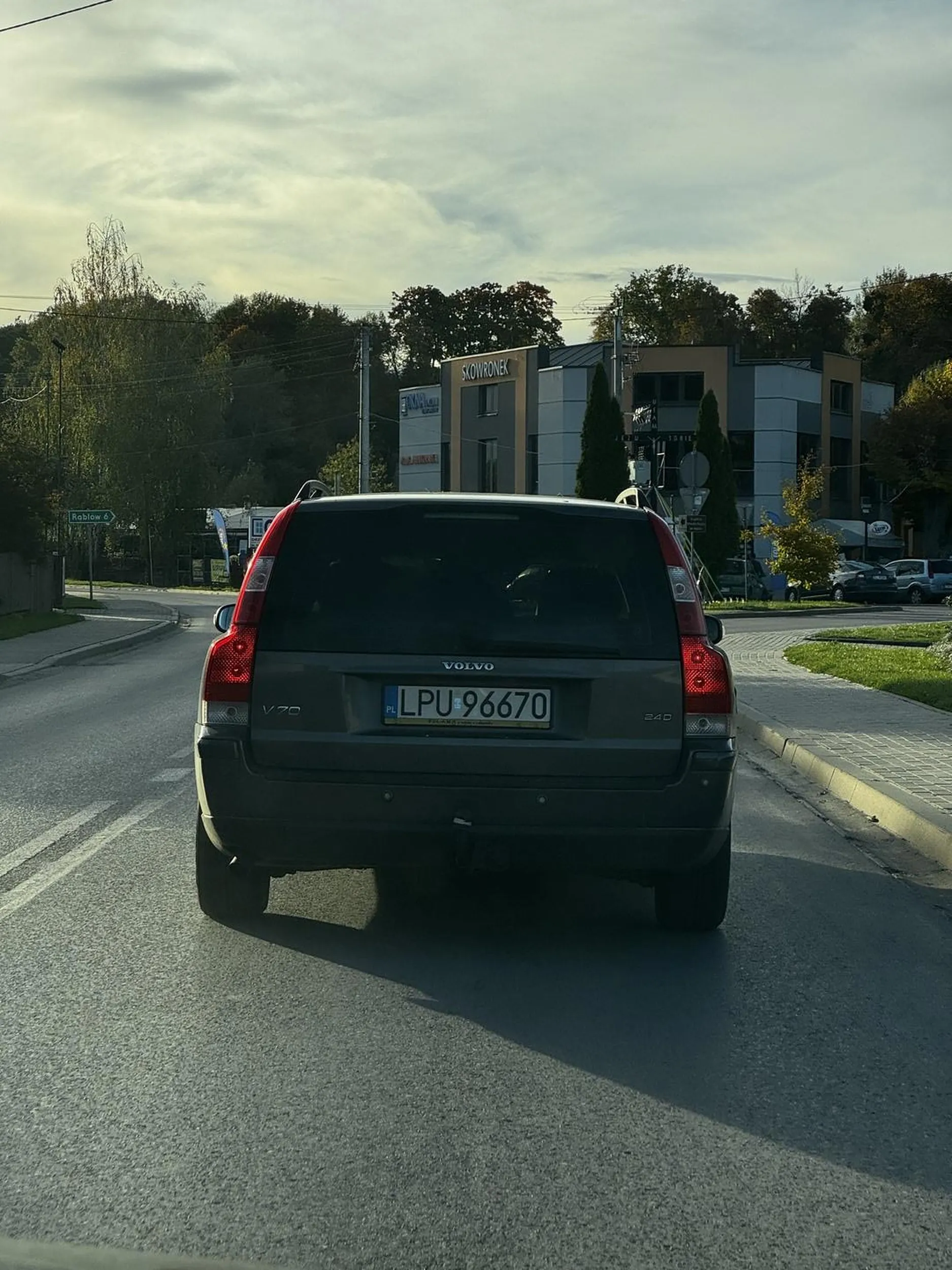 Mężczyzna jechał na wstecznym na ostrym zakręcie, bardzo niebezpieczny kierowca!  O mało co nie doszło do wypadku…