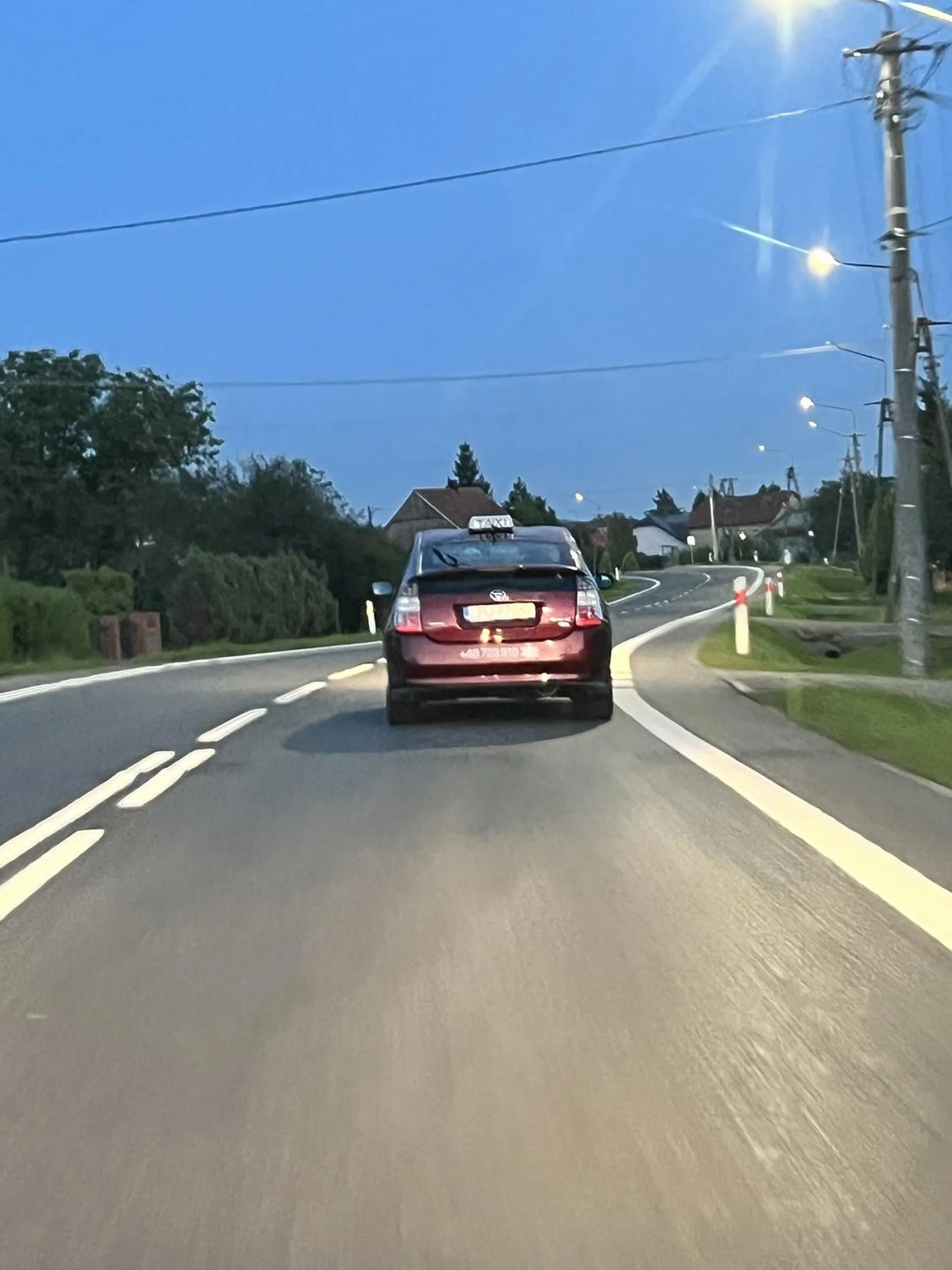 Włączaj chłopie światła a nie jeździsz  na dziennych wieczorem co już ciemno jest.