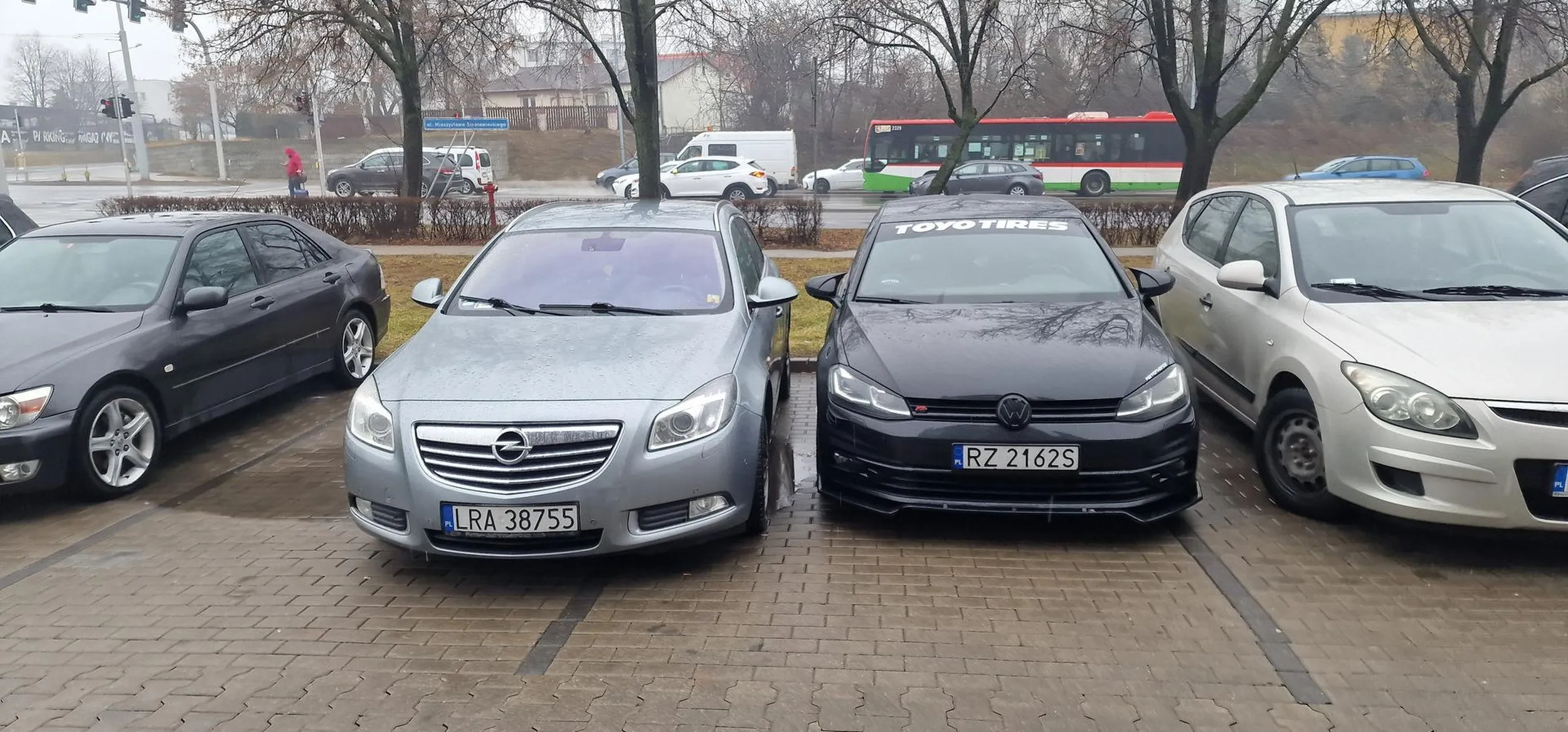 Normalnie mnie irytują tego typu posty, bo polegają przeważnie na przyczepianiu się do niczego, ale w tym przypadku uznałem, że dodam XD Gratuluję pomyślunku takiego parkowania żeby ktoś Ci przypadkiem bezcennego opelka nie podrapał, w miejscu gdzie stają lekarze, dziekani i studenci medycznego XD Ciekawe czy wrócę do swojego i zastane przetartego.