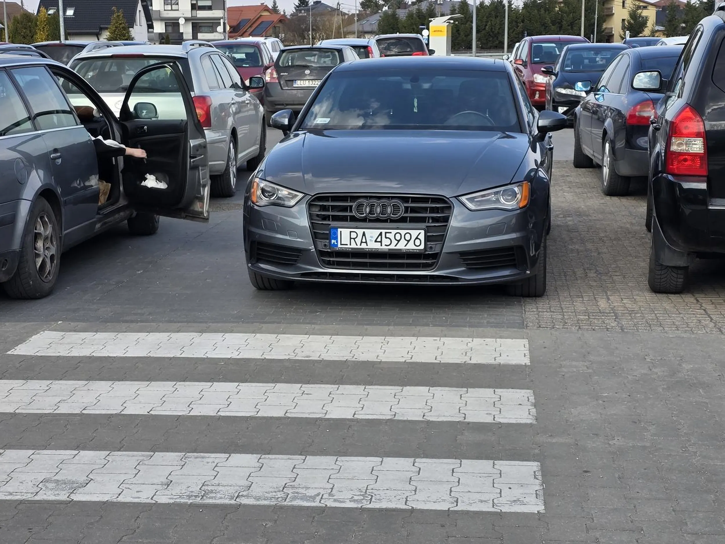 Burak parkuje na przejściu dla pieszych na pasażu handlowym.