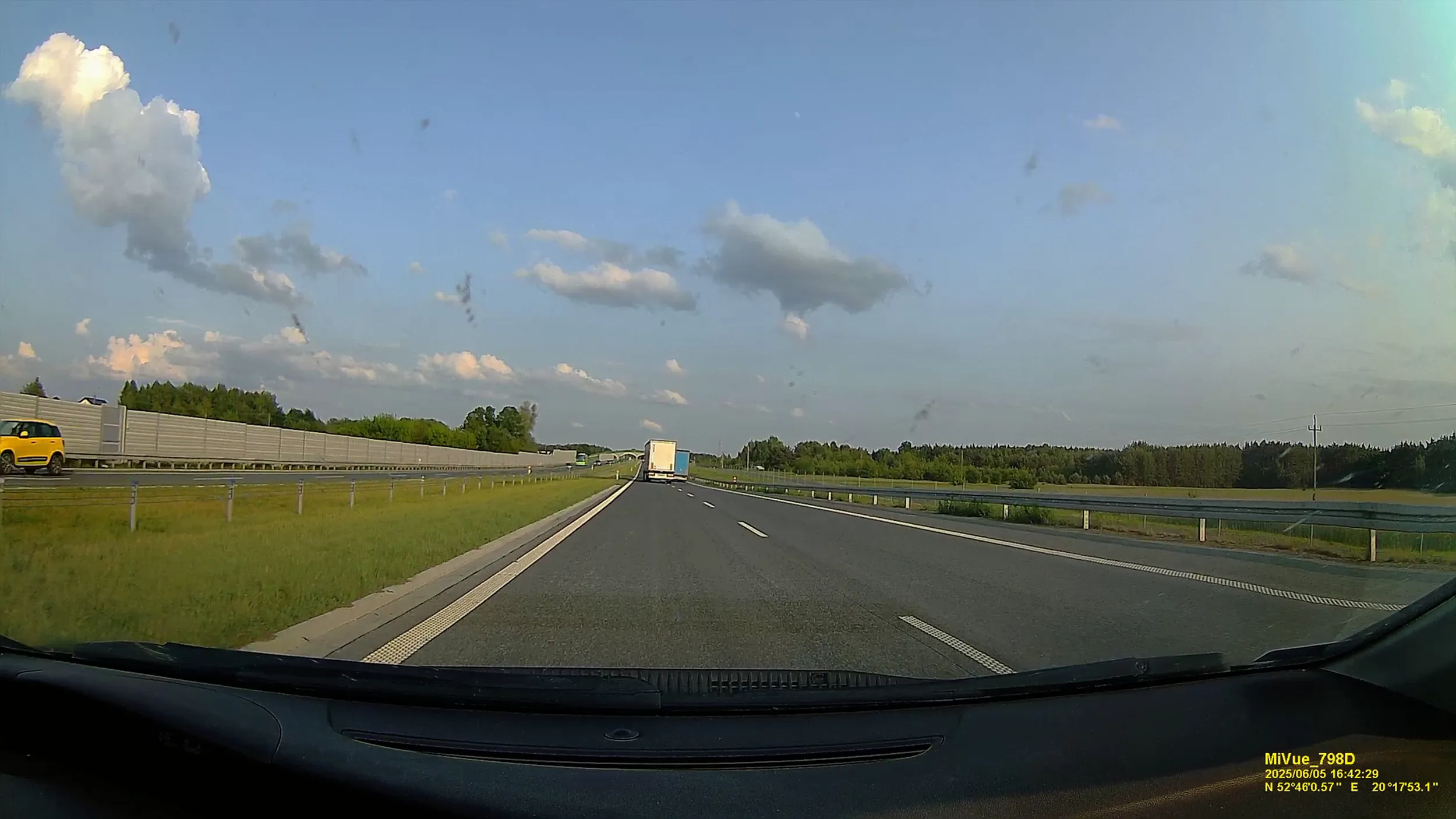 Człowieku, widzisz na lewym pasie jeden, jedyny samochód w promieniu kilku kilometrów i zamiast poczekać 5-10 sekund, to musisz koniecznie przed nim zjechać i rozpocząć 1-2 minutowe wyprzedzanie... Zastanów ty się...