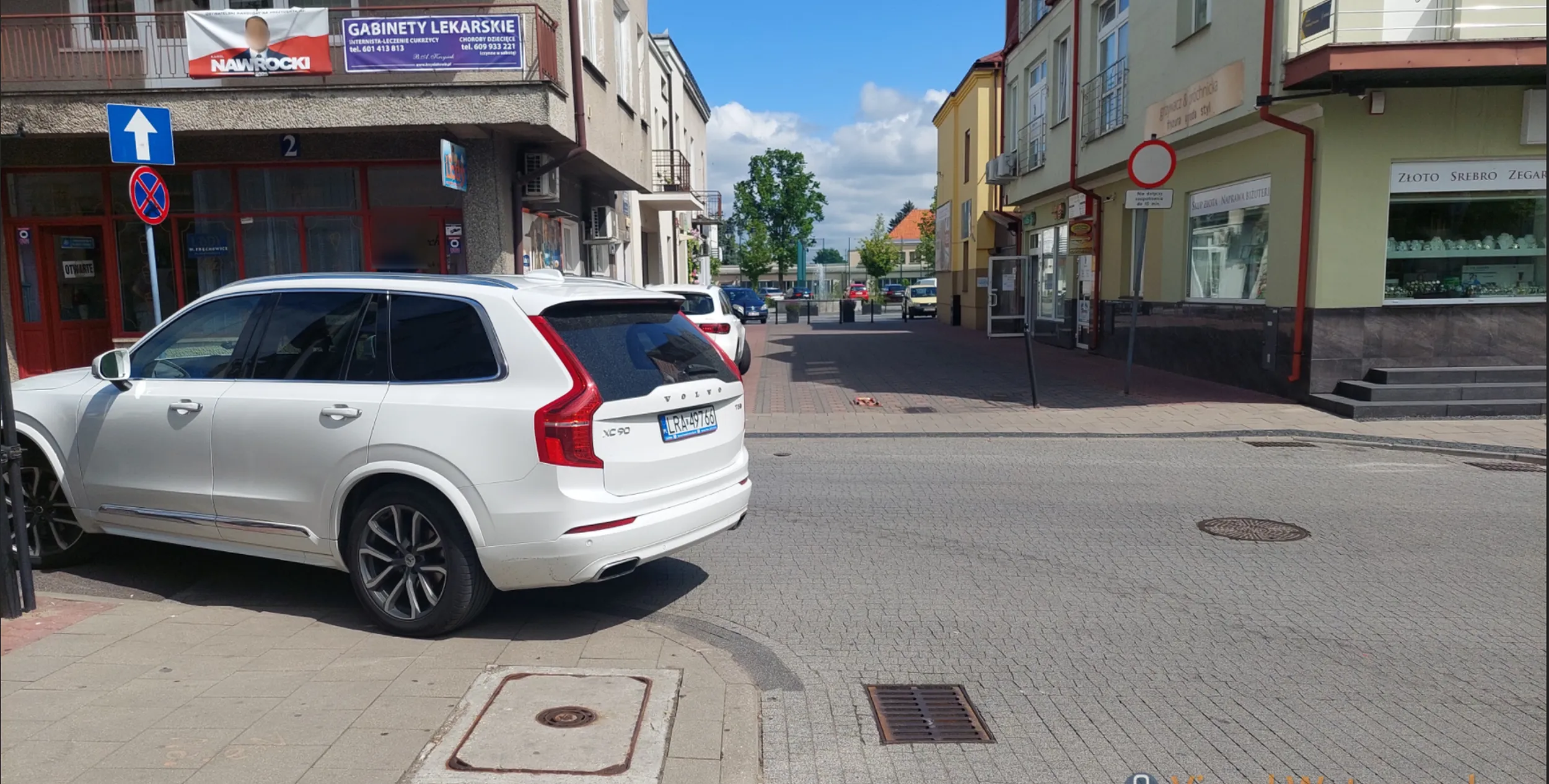 Radzyński mistrz parkowania na środku skrzyżowania tuż przy przejściu dla pieszych. Po zwróceniu uwagi wyszło, że na dodatek totalny buc ...