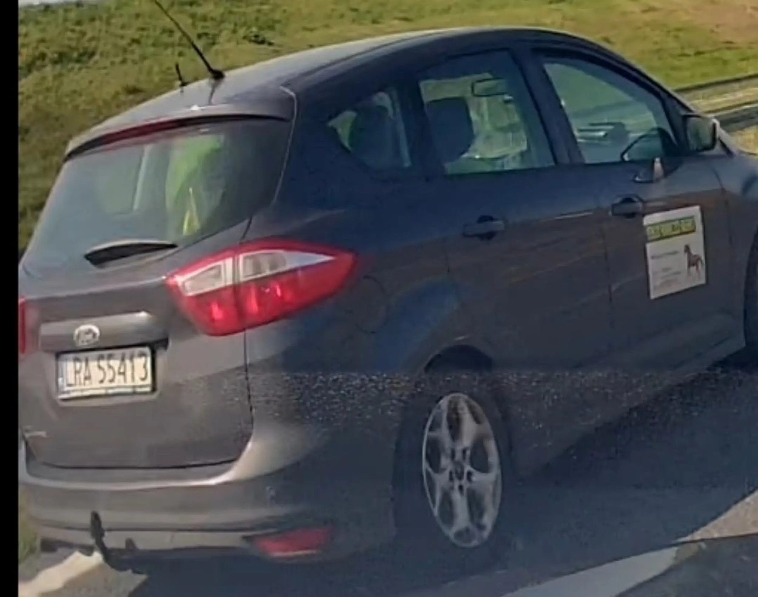 Wariat który dojeżdża do zderzaka na autostradzie przy 140 km/h i straszy że zepchnie prawidłowo jadący samochód. Po kilku sekundach przekraczając prędkość robi to samo następnemu kierowcy, który wyprzedza tira. I co? ...dojechałeś szybciej kilka sekund przygłupie?