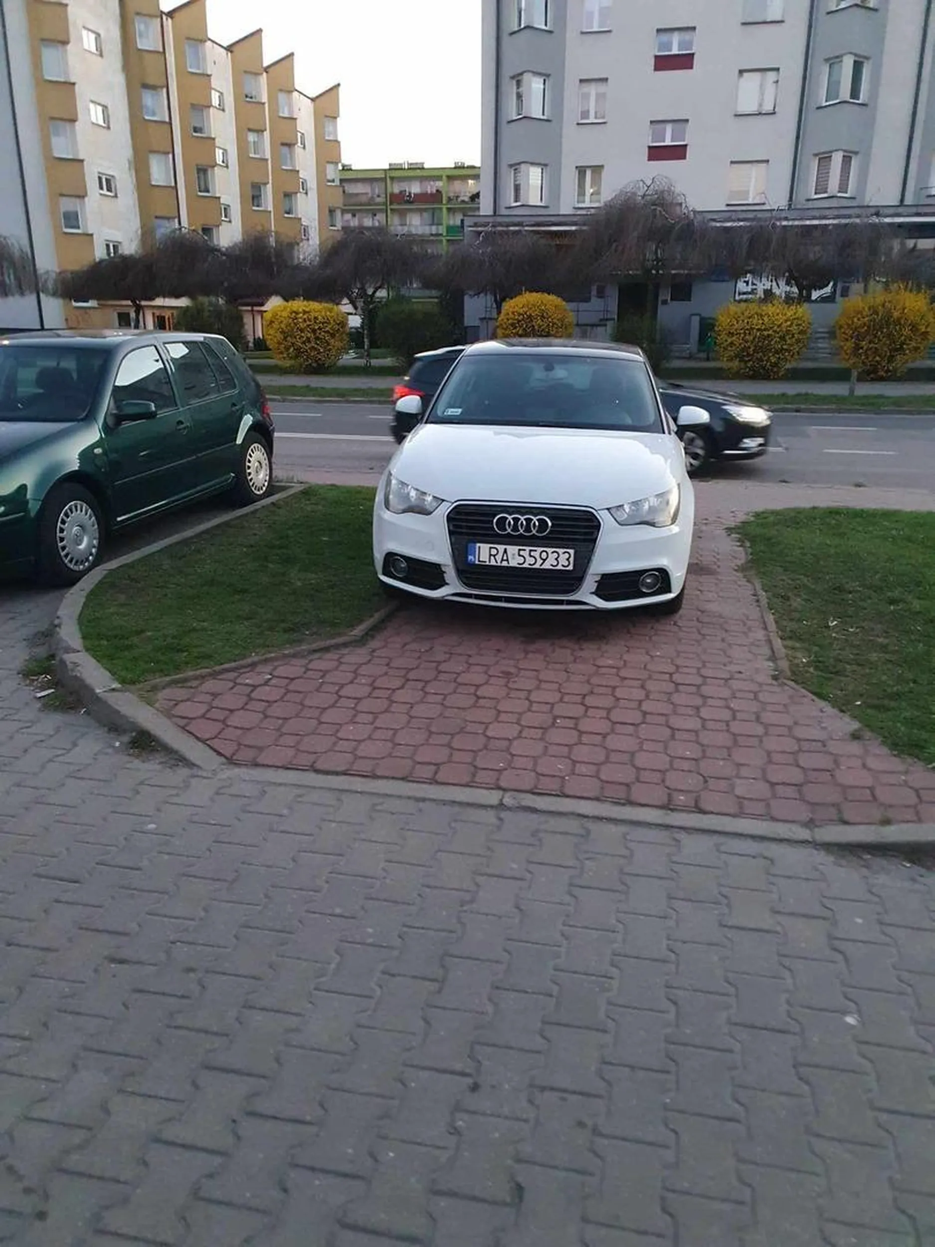 Pani z auta niedość że ma problemy z parkowaniem, to dnia dzisiejszego dwie młode kobiety siedzące w tym pojeździe (słuchając jakiejś piszczącej dziewczynki) prawie potraciły mnie z psem na spacerze, nie pozdrawiam.