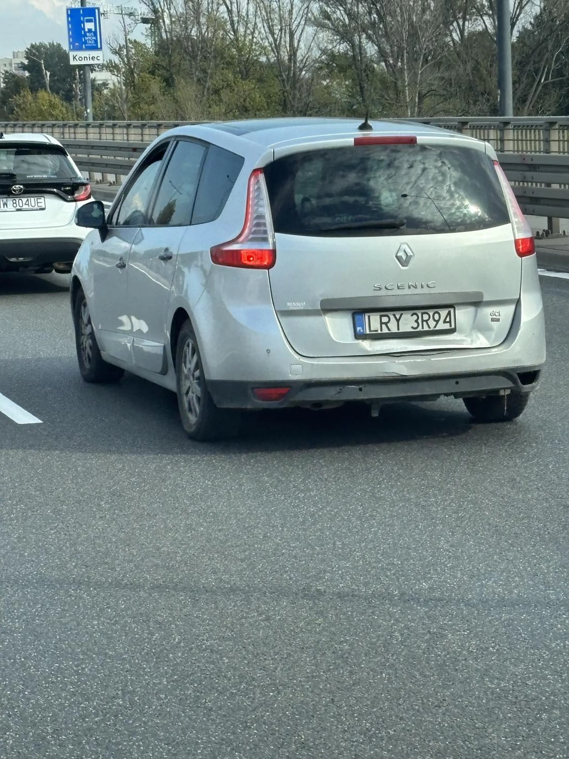 Jełopa pasa ruchu nie potrafi zmienić Spowodował o włos kolizję z 3 autami