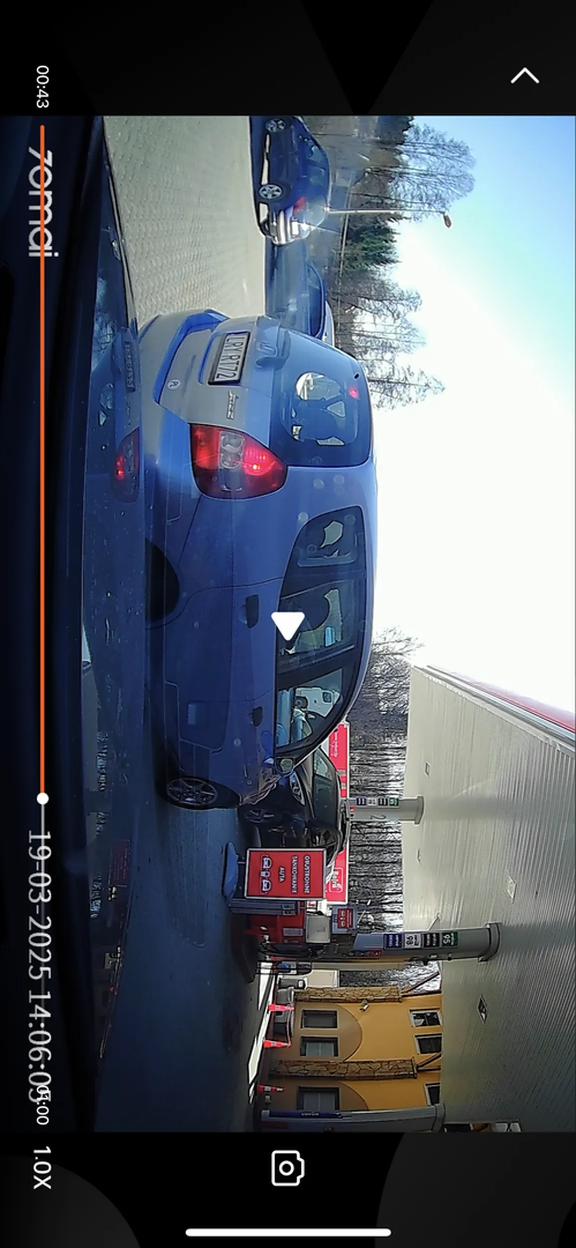 Kierowca starszy, cofa na stacji bez zastanowienia i bez patrzenia w lusterka. Dwa razy zasygnalizowałam, że jest za blisko mimo to nadal cofał.