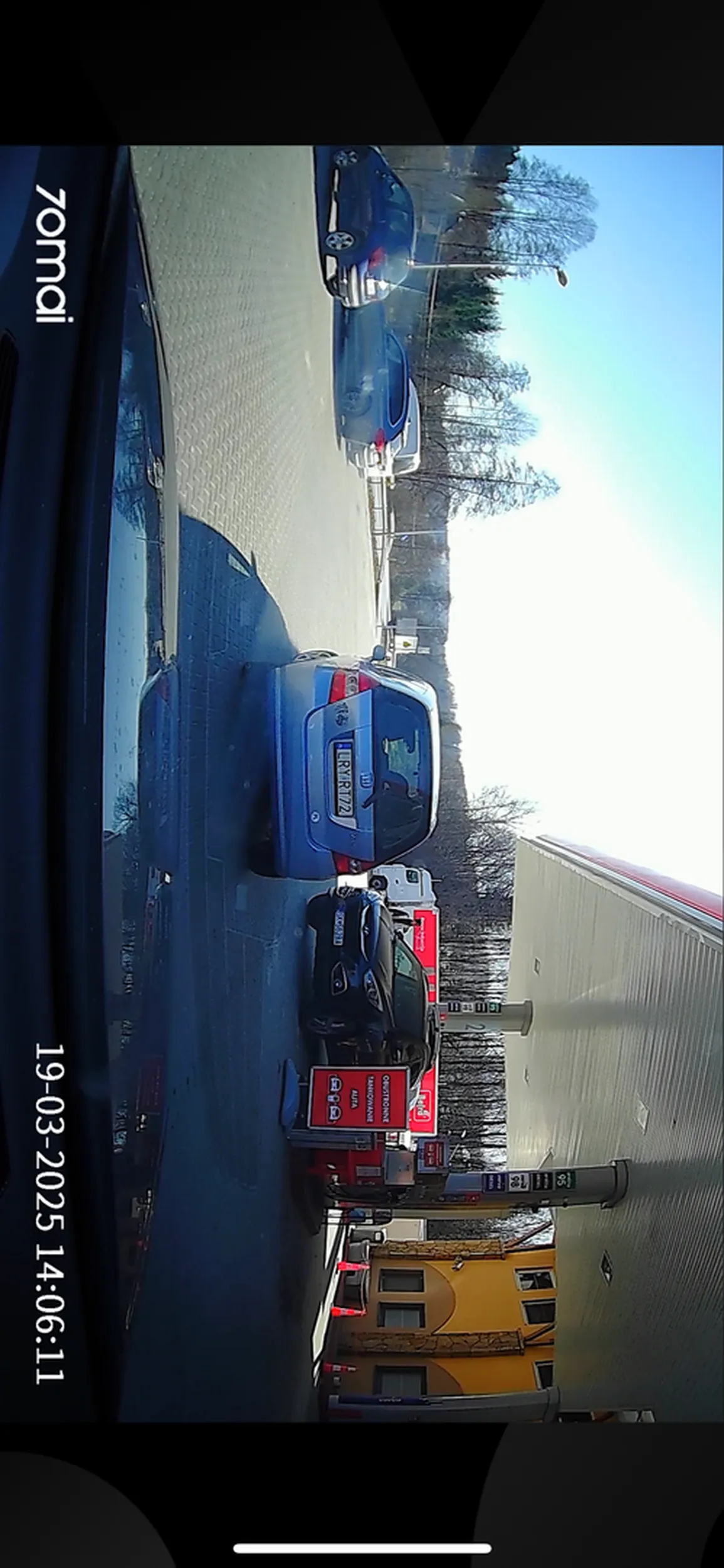 Kierowca starszy, cofa na stacji bez zastanowienia i bez patrzenia w lusterka. Dwa razy zasygnalizowałam, że jest za blisko mimo to nadal cofał.