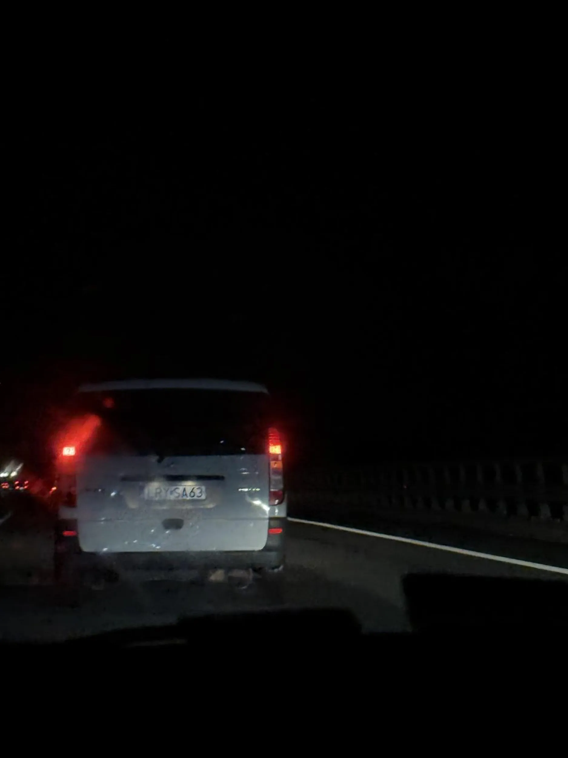 Typ w nocy sie wpier** na prawy pas bez patrzenia w lusterka, niech se tam bedzie samobójcą ale innych prosze zostawić.