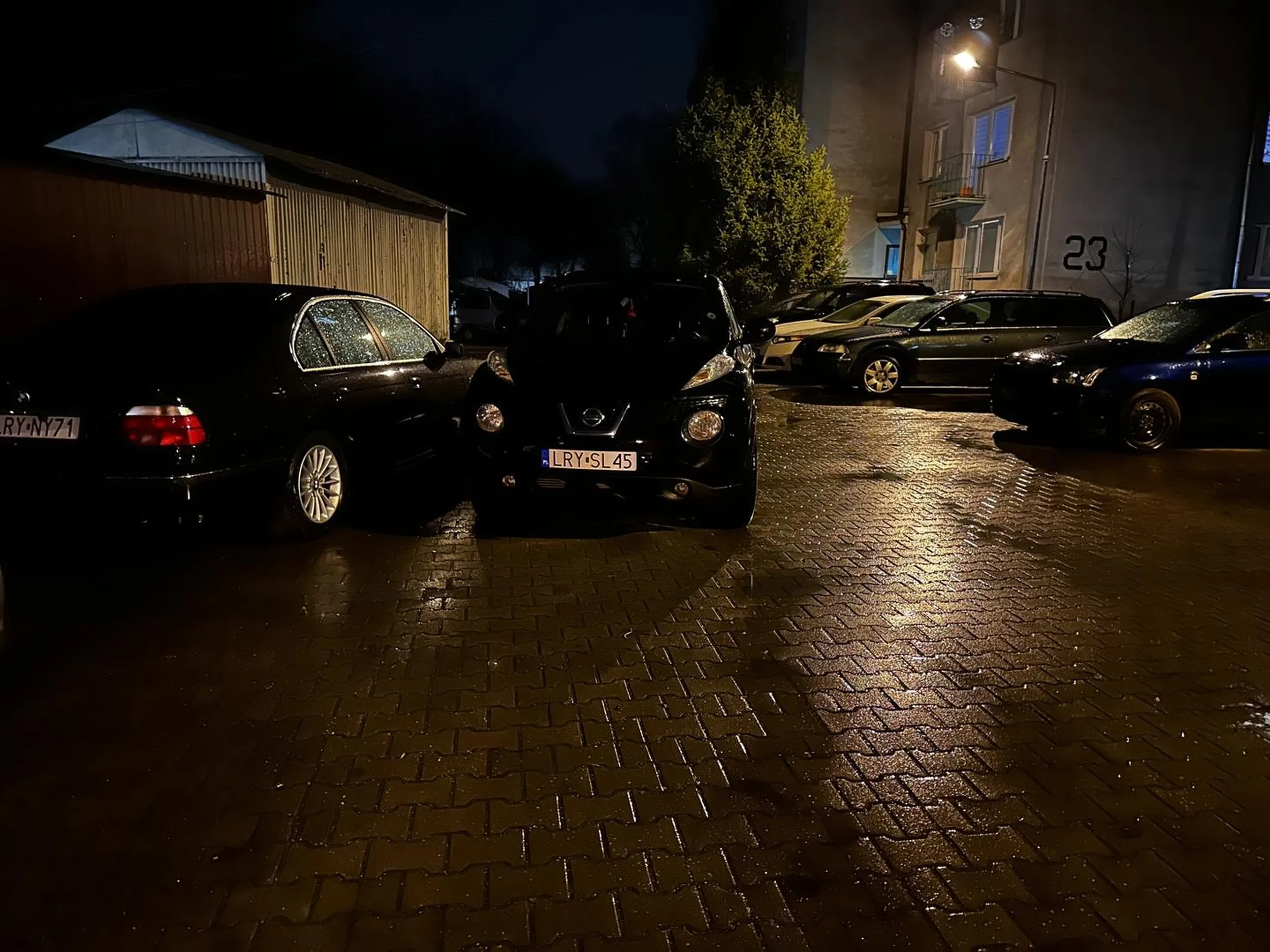 Nie ma to jak zastawianie (chyba przez Panią) przejazdu i wyjazdu z osiedla, może warto czasem pomyśleć zanim zaparkuje się auto na środku drogi :)