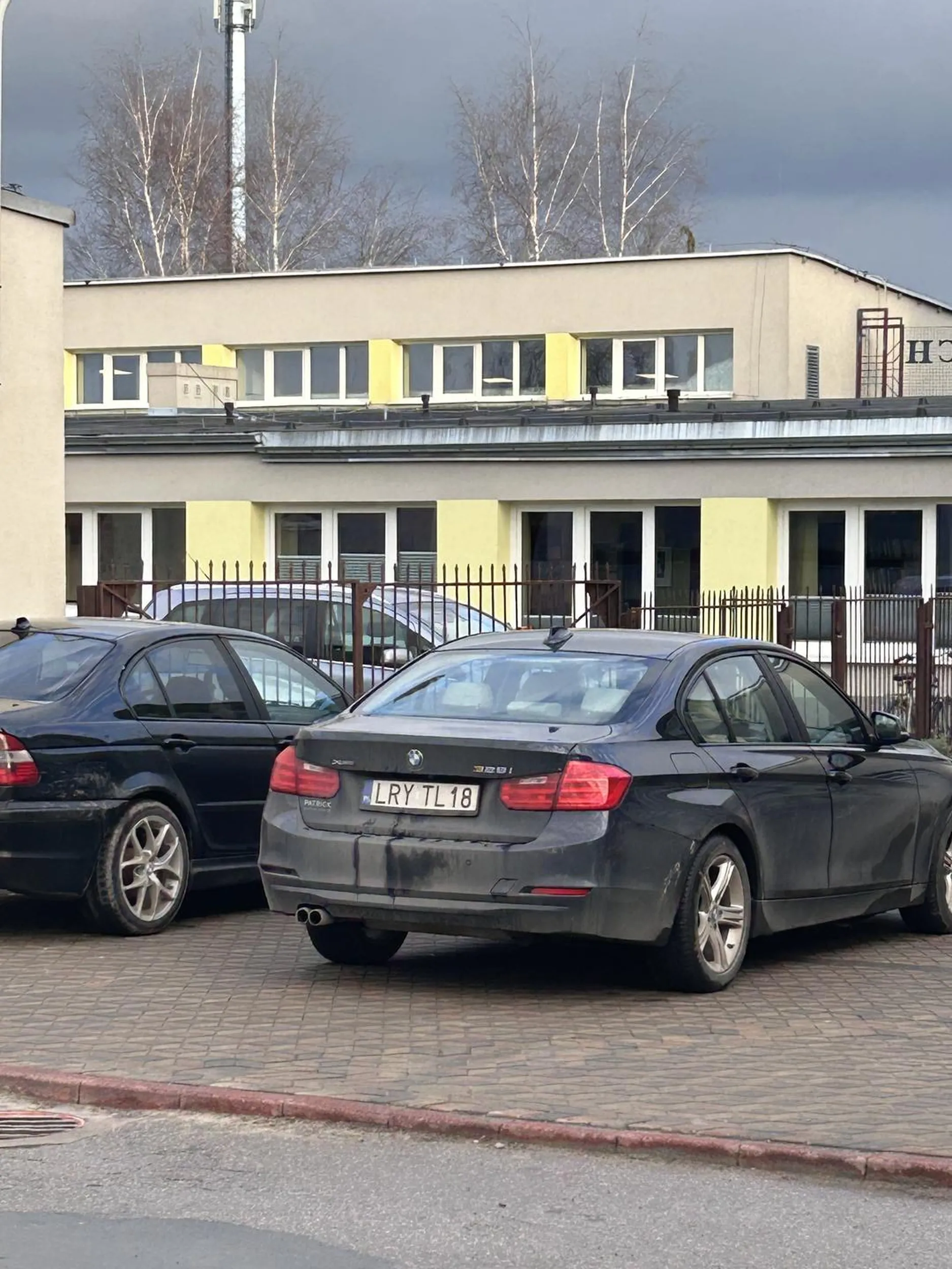 Burak staje na chodniku