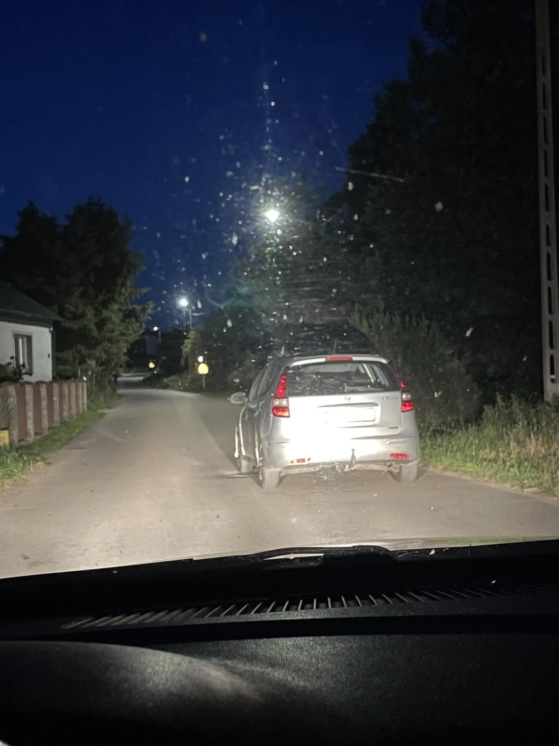 Mogłeś mistrzu parkowania stanąć jeszcze trochę do lewej to wydaje mi się że przejazd byłby lepszy