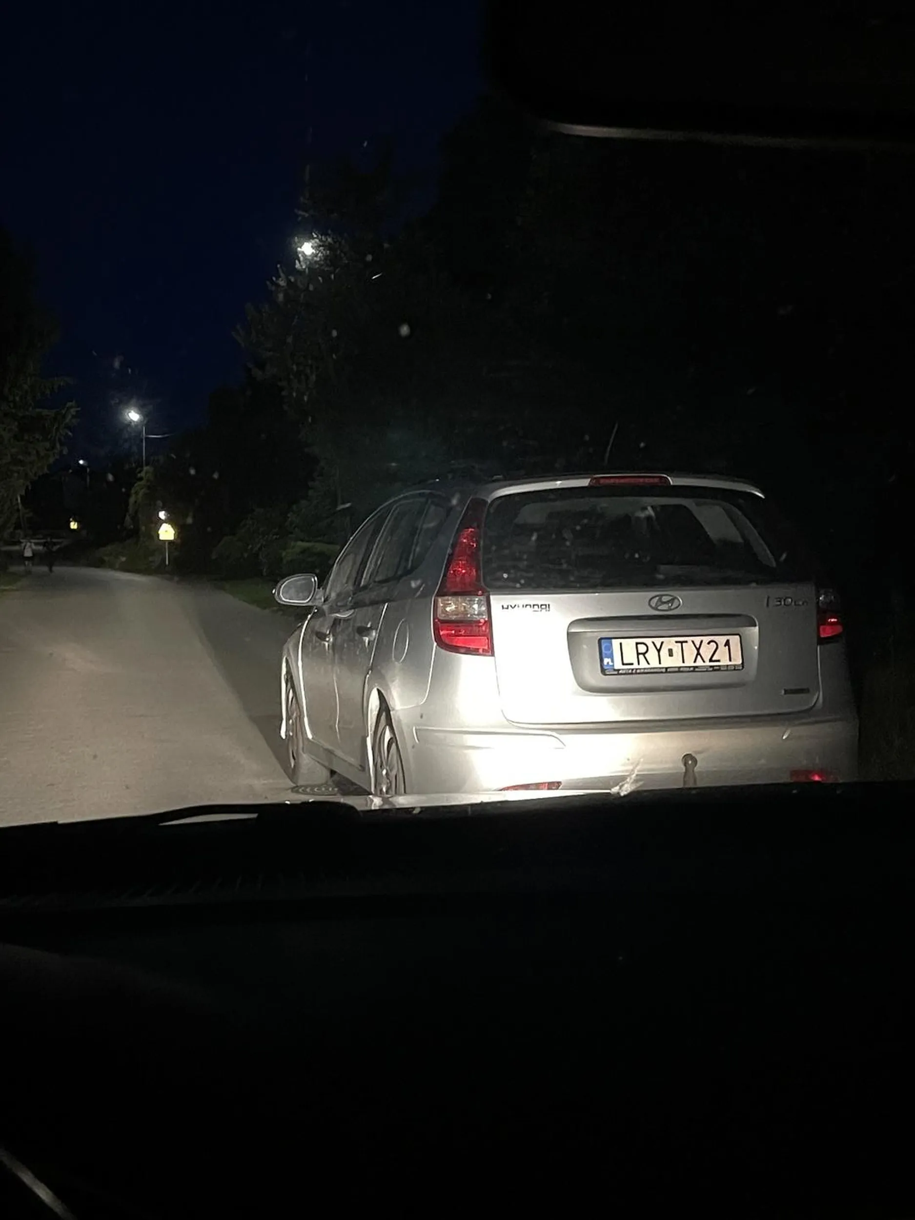 Mogłeś mistrzu parkowania stanąć jeszcze trochę do lewej to wydaje mi się że przejazd byłby lepszy