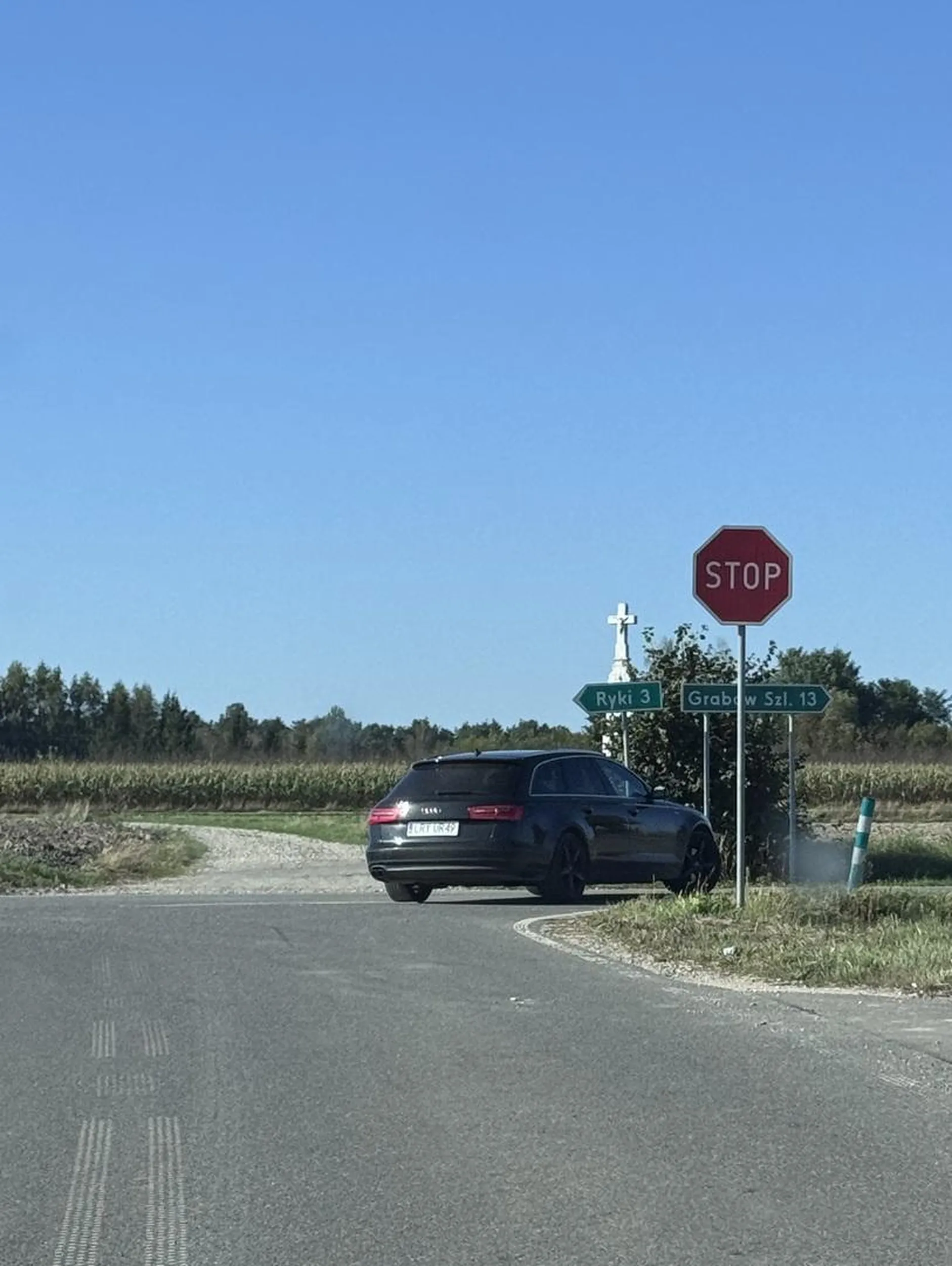 Wieśniaczek nie mógł wytrzymać i wyprzedzał na podwójnej ciągłej. Zmalałby mu chyba penis, jakby musiał jechać za kimś, jako drugi. Dodatkowo brak zatrzymania się na znaku STOP.