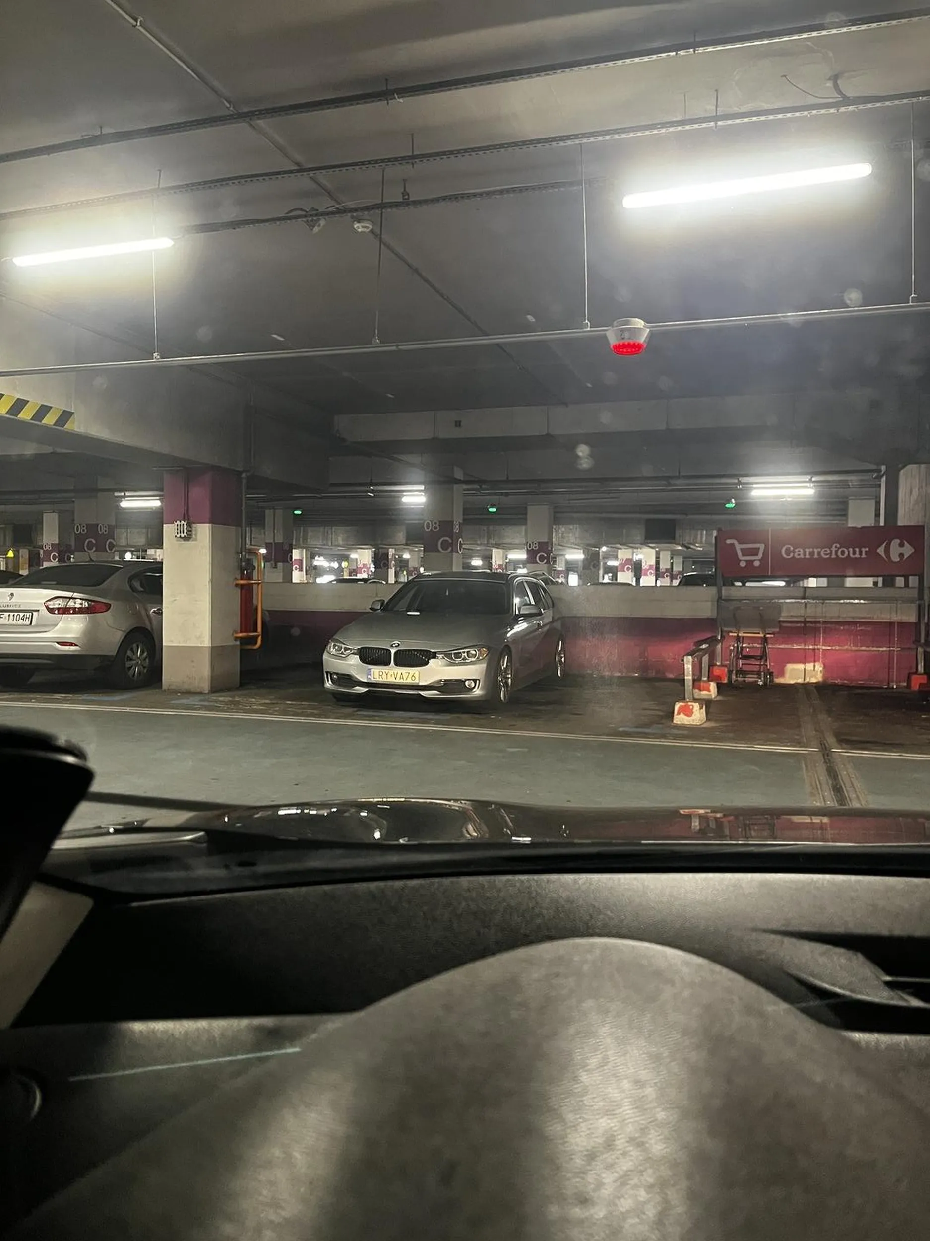 Naucz się parkować, nie dość, że jeździsz takim ścierwem, to dwa miejsca zajmujesz