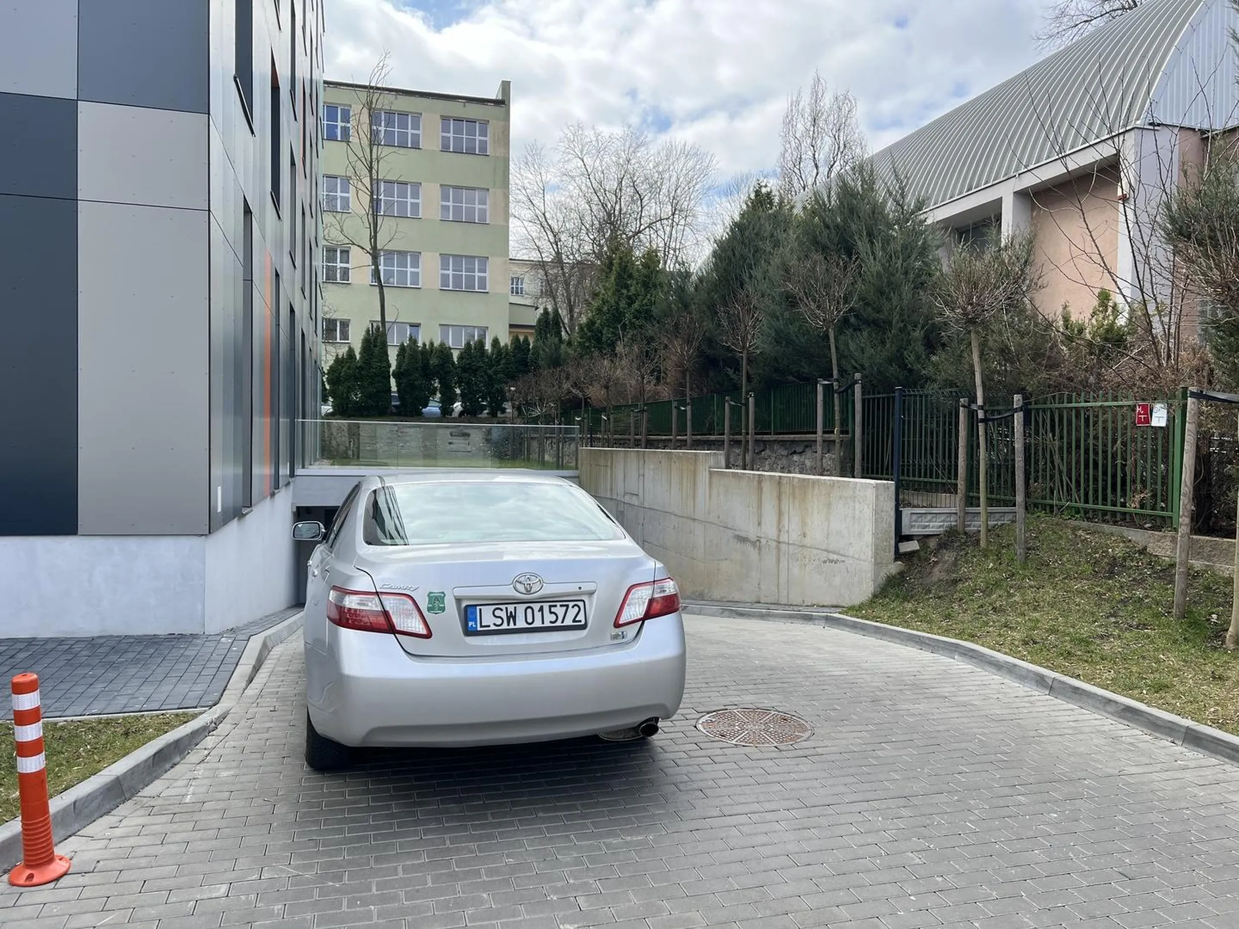 Stanął na środku i zastawił wjazd do garażu podziemnego ?