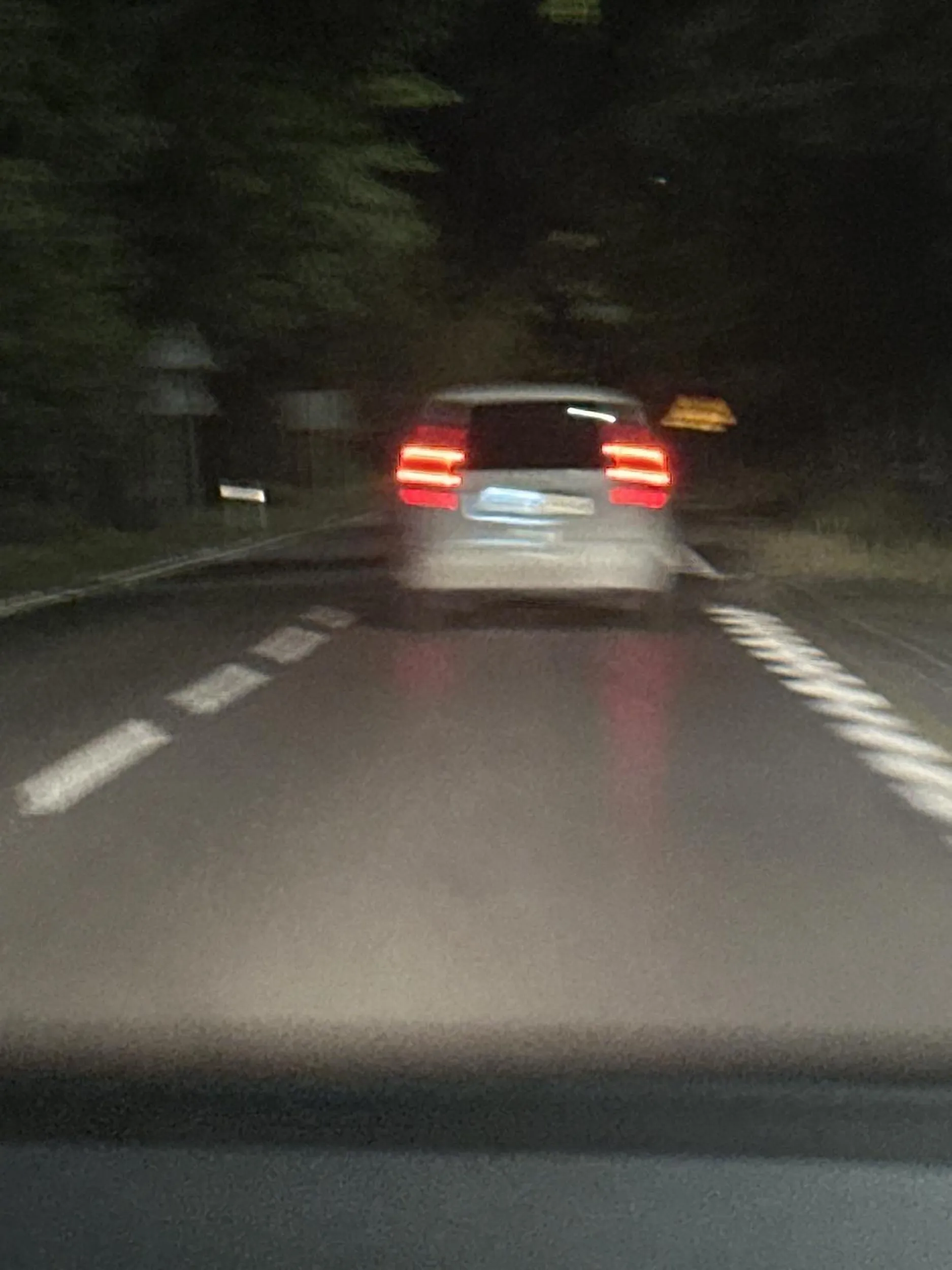 kierowca jedzie jakby nie umiał a znaki są najwidoczniej tylko sugestia tak samo jak światła i linie na drodze.