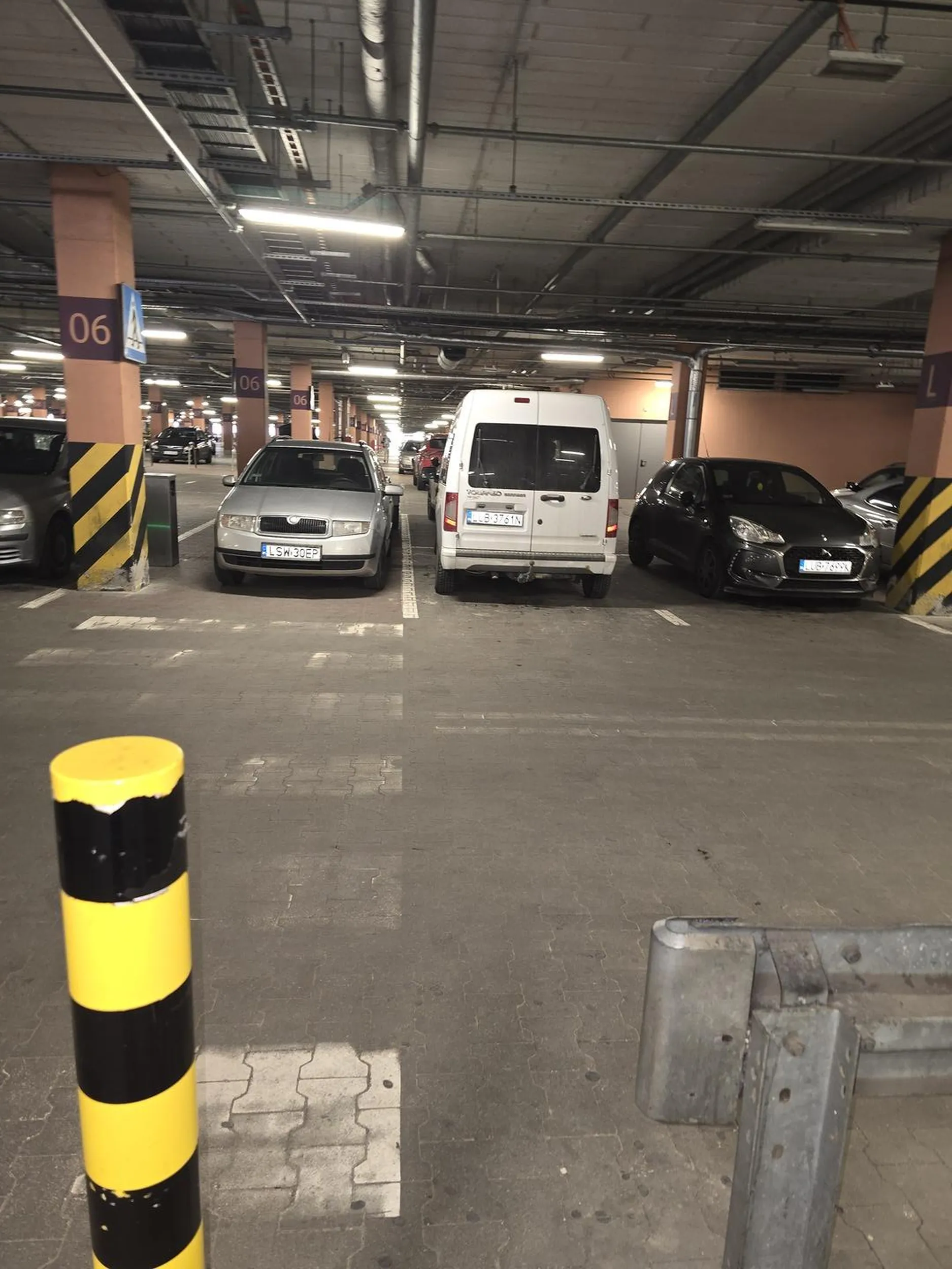 Prawie pusty parking, a typ stawia auto blokując przejście dla pieszych.