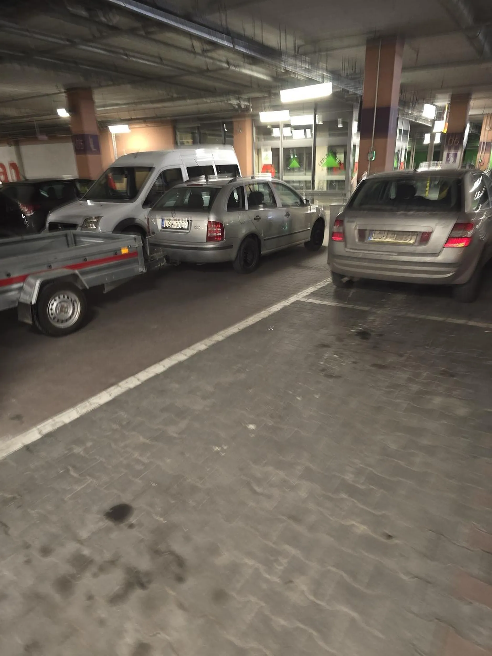 Prawie pusty parking, a typ stawia auto blokując przejście dla pieszych.