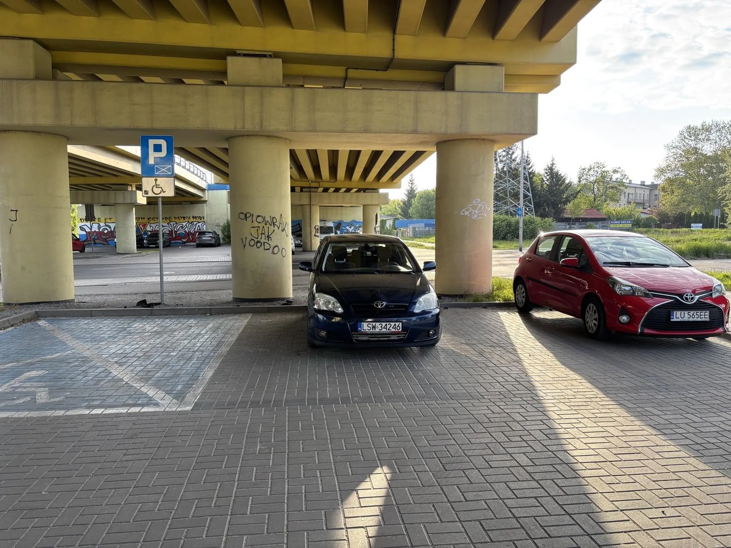 Kierowca zamiast zaparkować na 3 miejscach na raz, zaparkował tylko na dwóch. Żenada