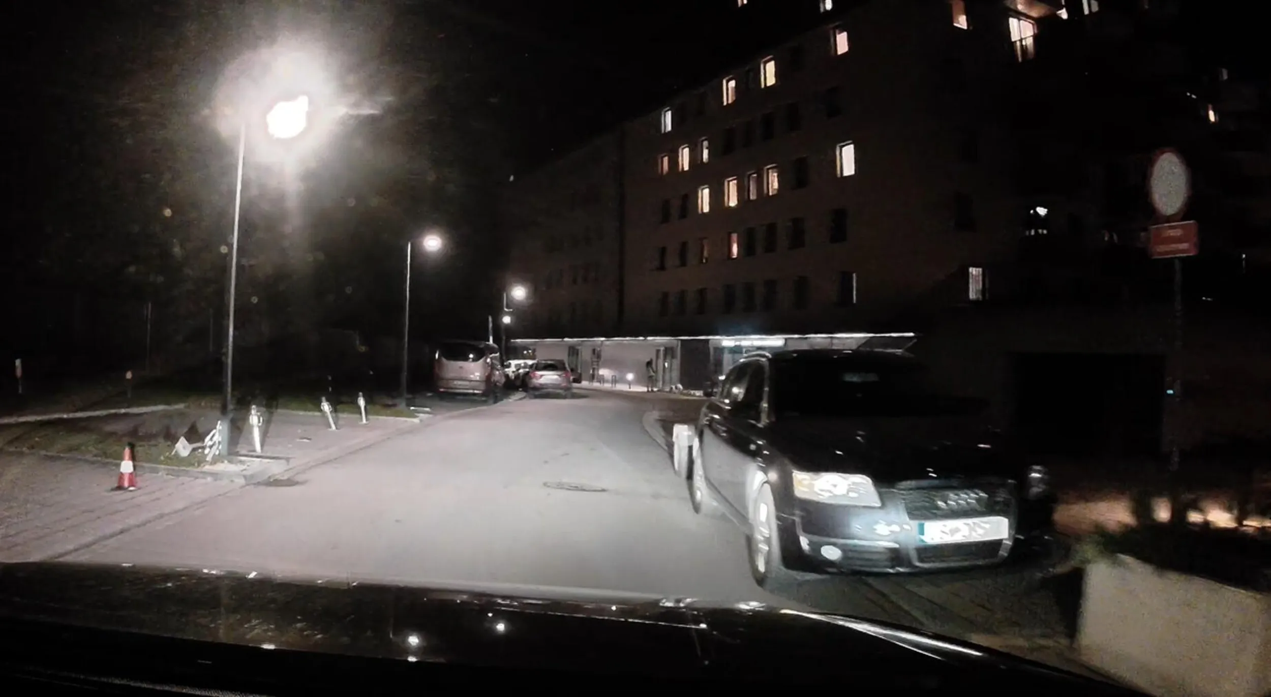 baran parkuje zastawiając cały chodnik pieszym, którzy muszą go obchodzić ulicą, do tego zastawiając w poprzek wjazd na drogę pożarową