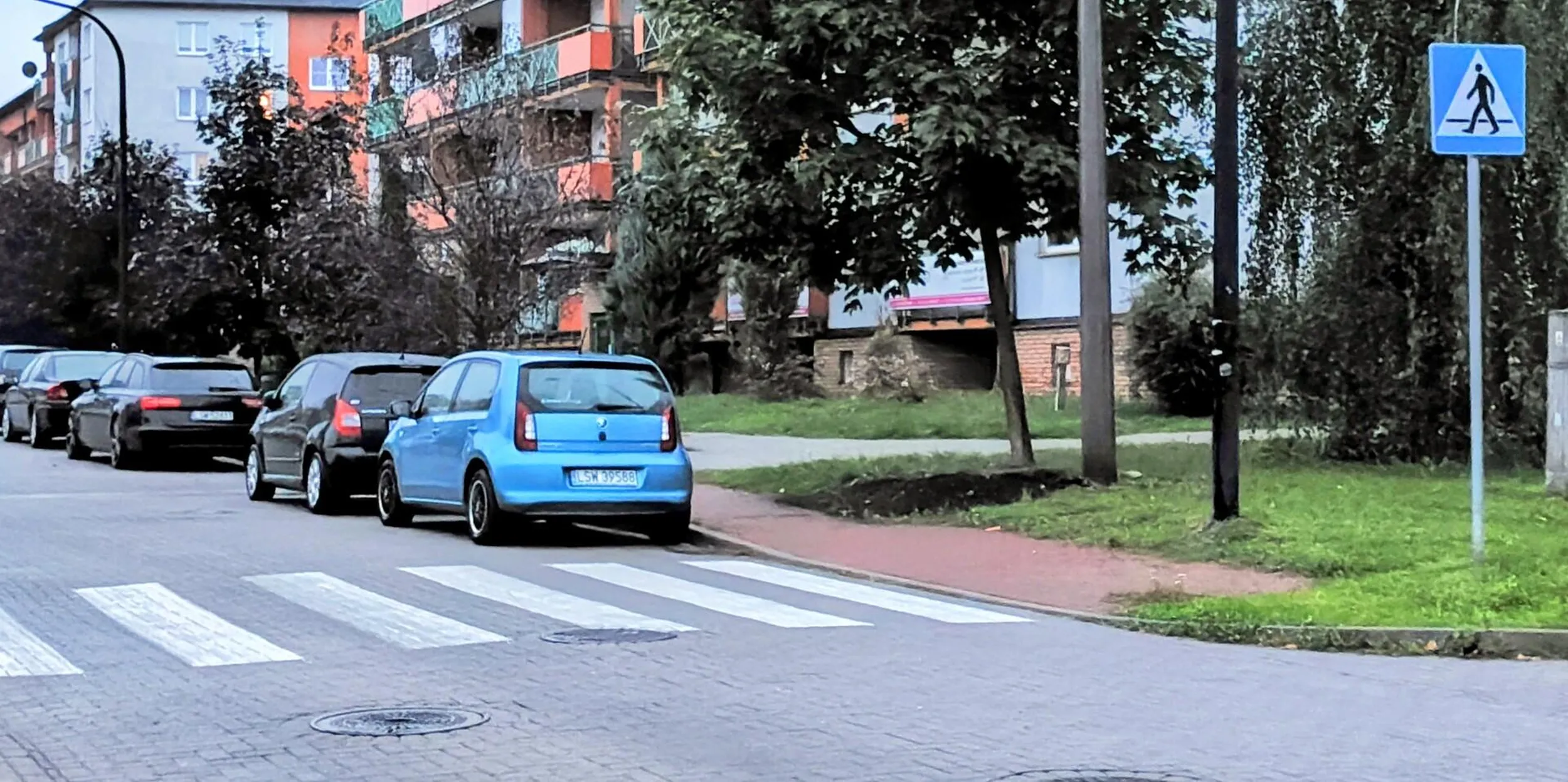30.09.2025, Świdnik, ul. Ratajczaka. Niebieska Skoda LSW39588 Postój w odległości mniejszej niż 10 metrów od przejścia dla pieszych.