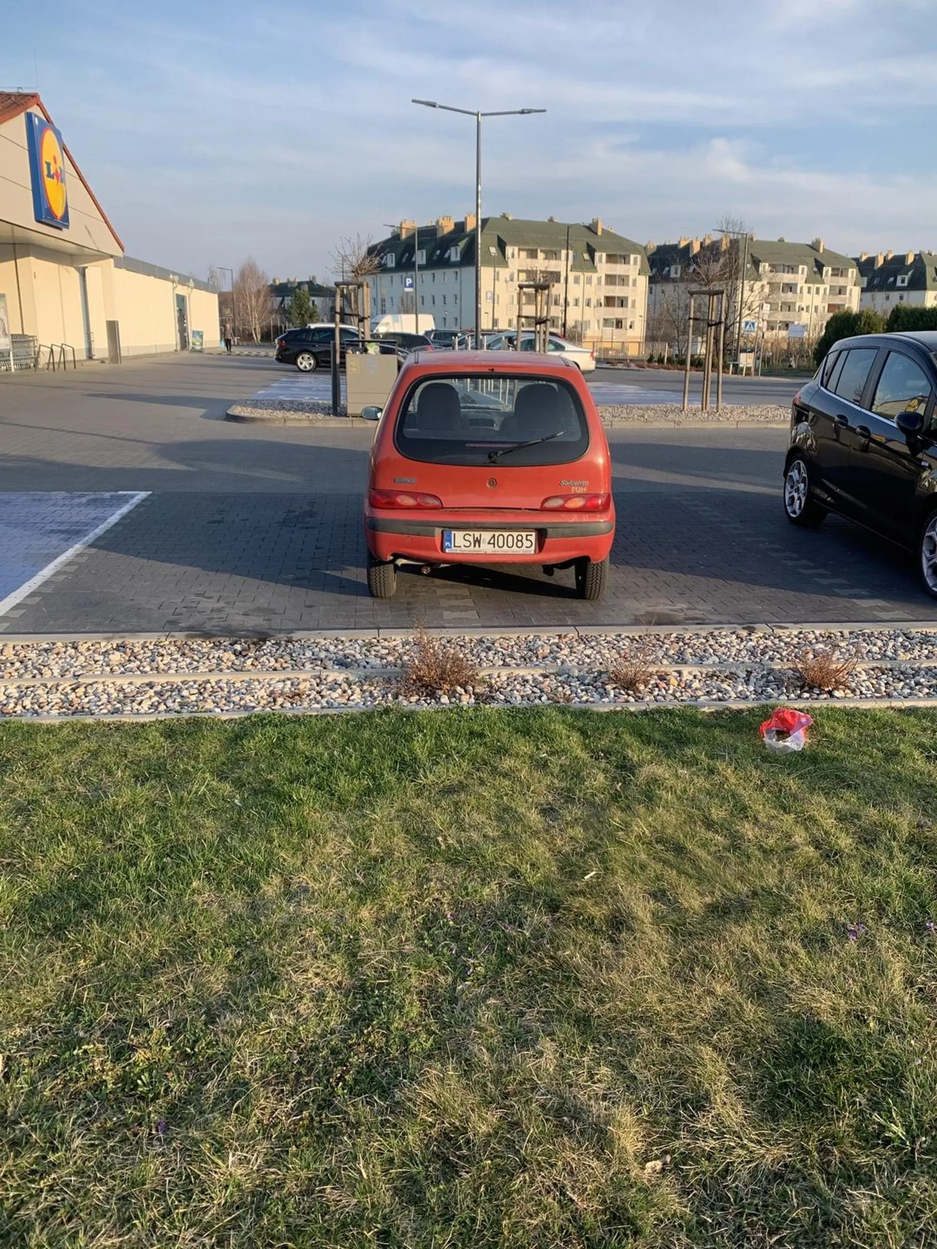 Kierowca sejczento jest piekny lecz kierowca nie umie parkowac