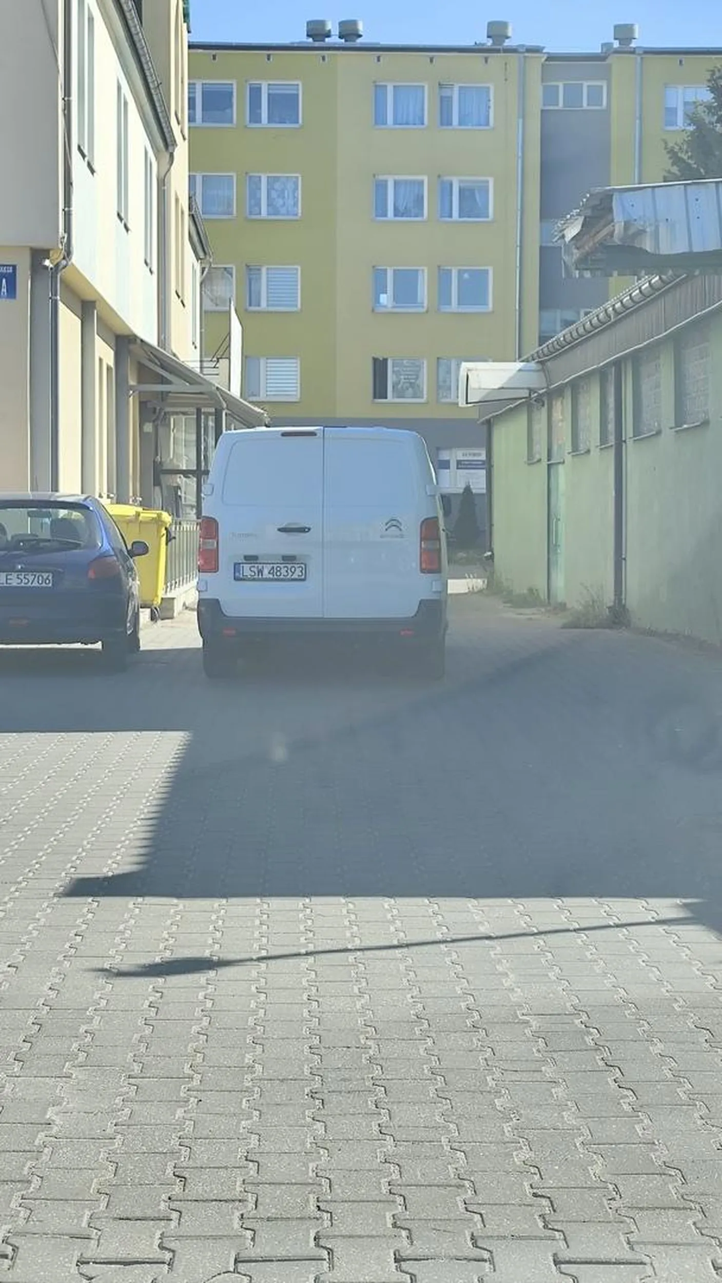 Zablokował wjazd na parking