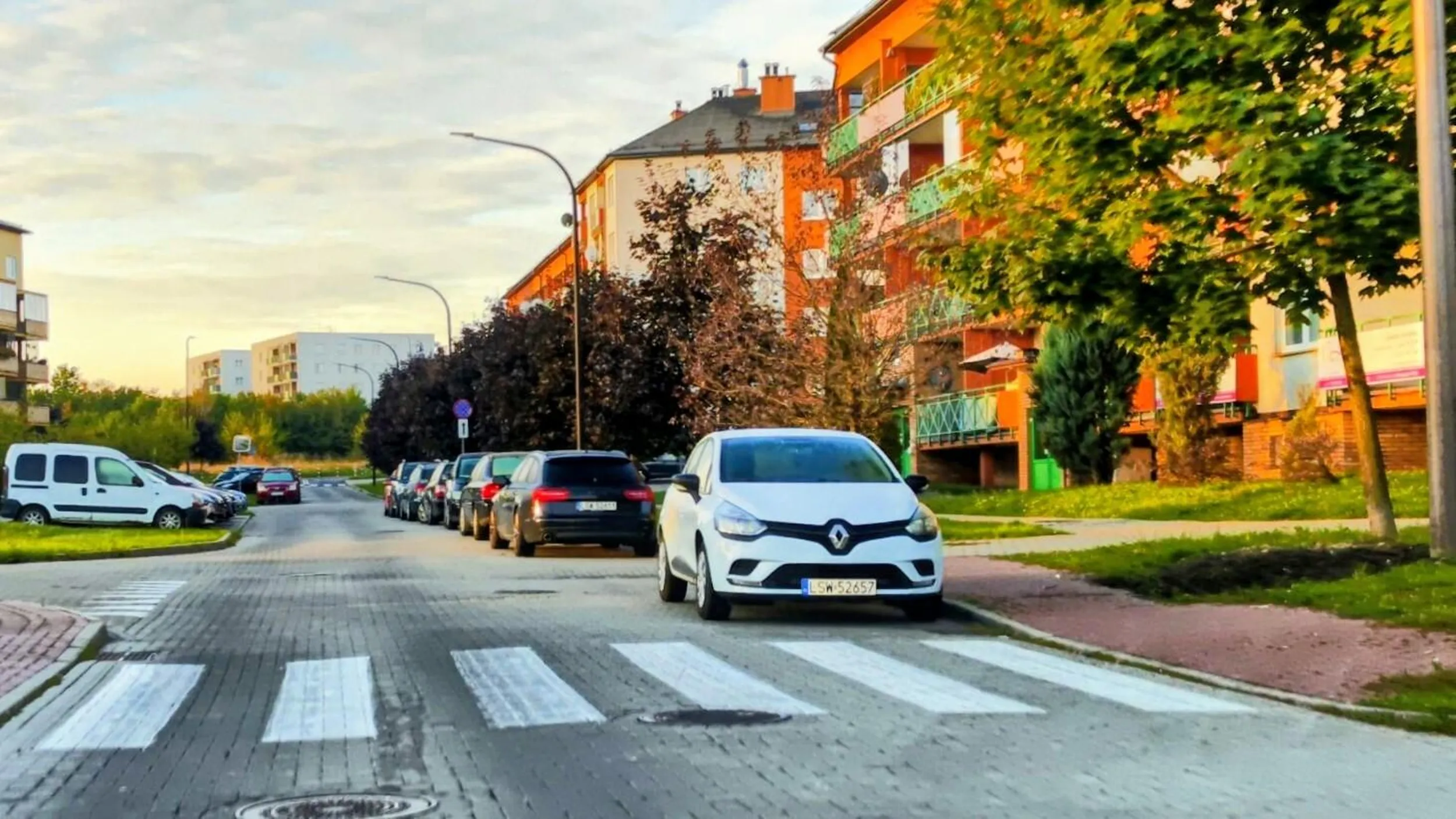 02.10.2025, Świdnik, ul. Ratajczaka Biały Renault LSW52657: postój w odległości mniejszej niż 10 metrów od przejścia dla pieszych