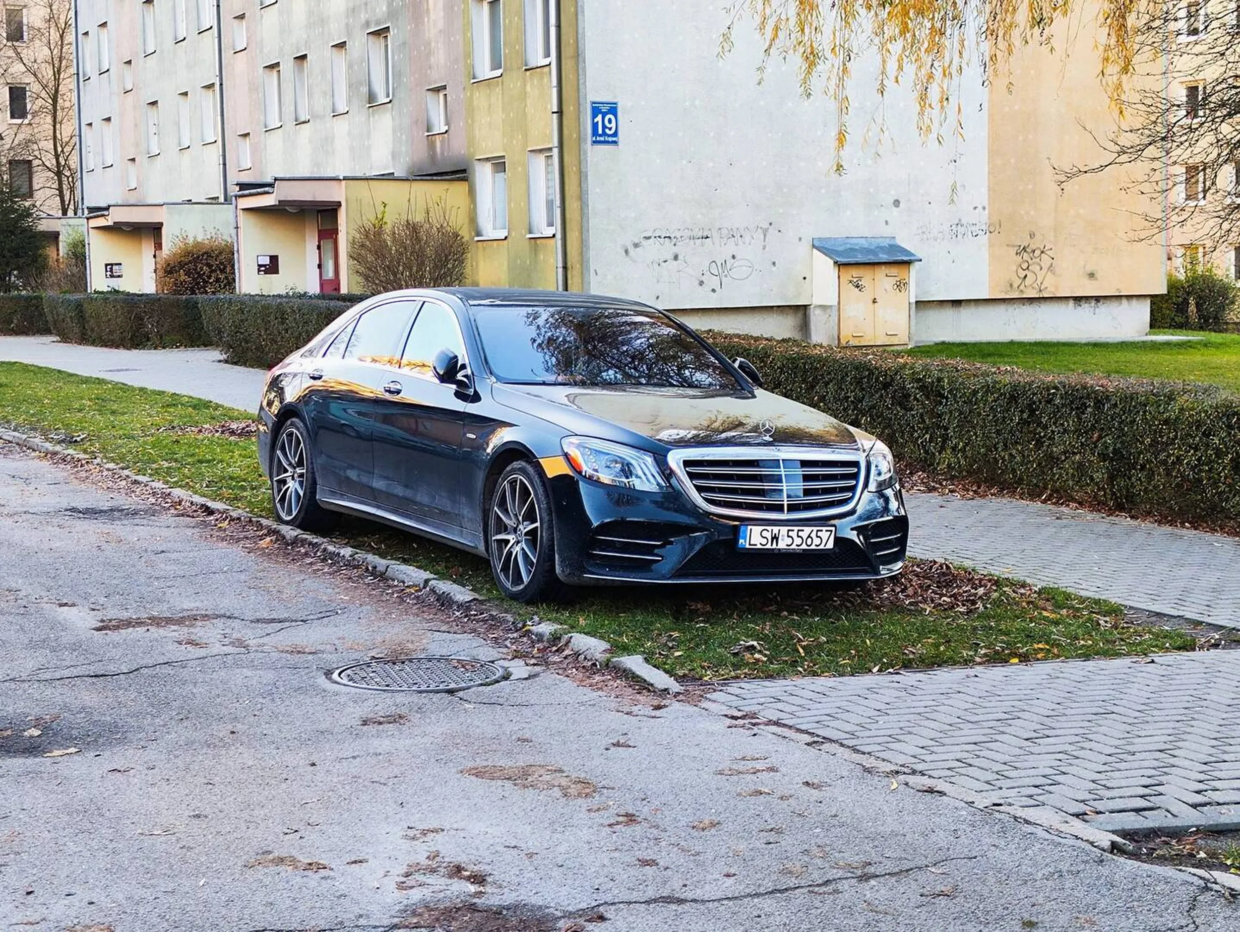 19.11.2025, Świdnik, ul. Witosa Czarny Mercedes LSW55657: parkowanie na trawniku. W okolicy miejsc parkingowych nie brakuje, najbliższe wolne miejsce było około 8 metrów dalej.