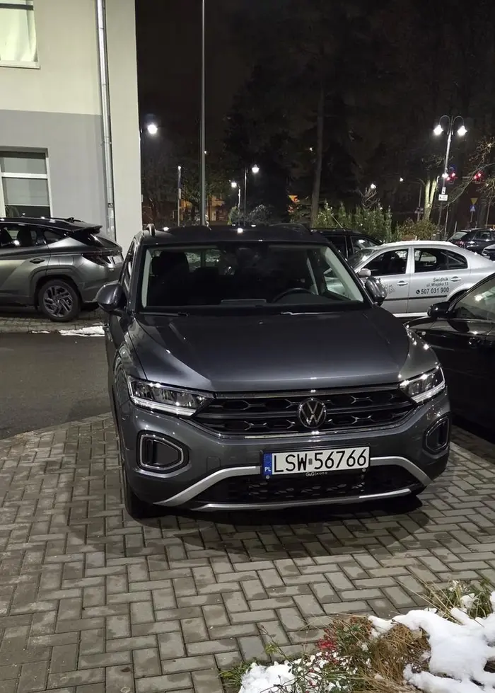 Parkowanie na chodniku gdzie powinno się spotykać pieszych a nie auta ,  strefa zamieszkania , nie pozdrawiam . Następnym razem zgłoszę.