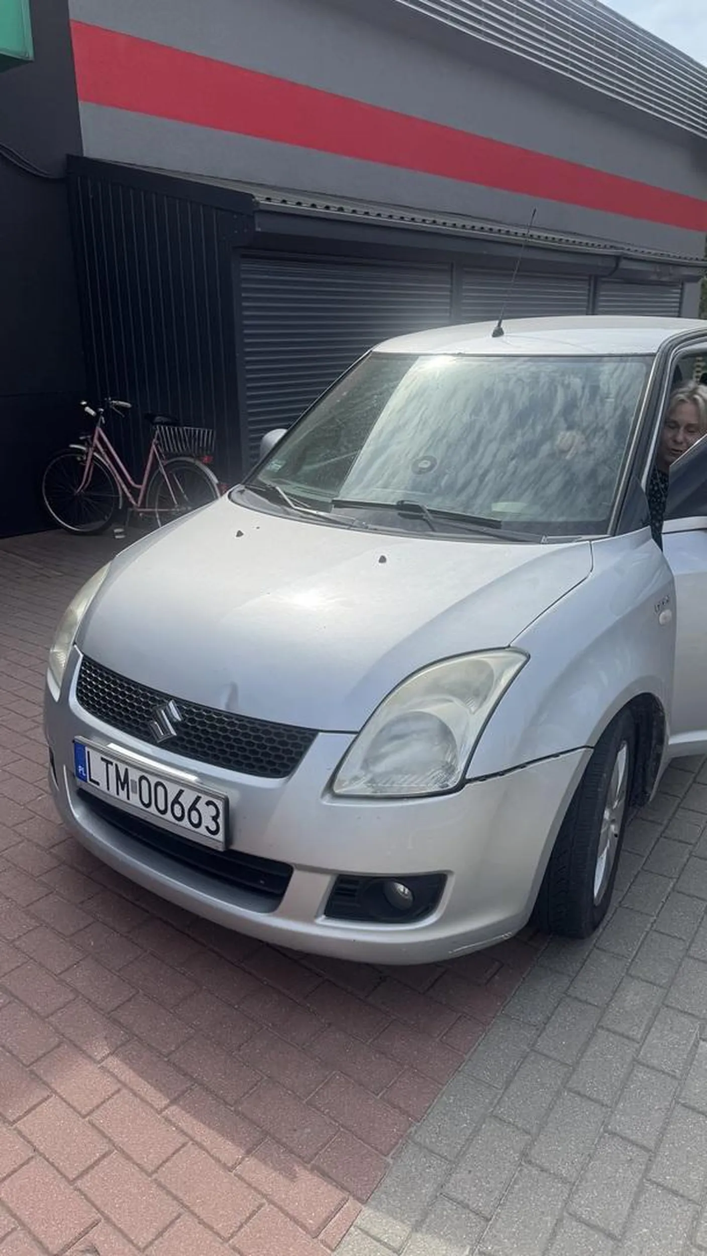 Starsza Pani nie dość, że jeździ po chodniku żeby zaparkować pod samym wejściem do sklepu w Bełżcu to jeszcze ma problem żeby wycofać i zamiast tego chciała jechać po przejściu. Kiedy jej to uniemożliwiłem była autentycznie oburzona, że ktoś jej nie pozwala jeździć po przejściu. Pani kochana, przejście jest dla pieszych. A późniejsze zawracanie na skrzyżowaniu też jest ładnie punktowane.