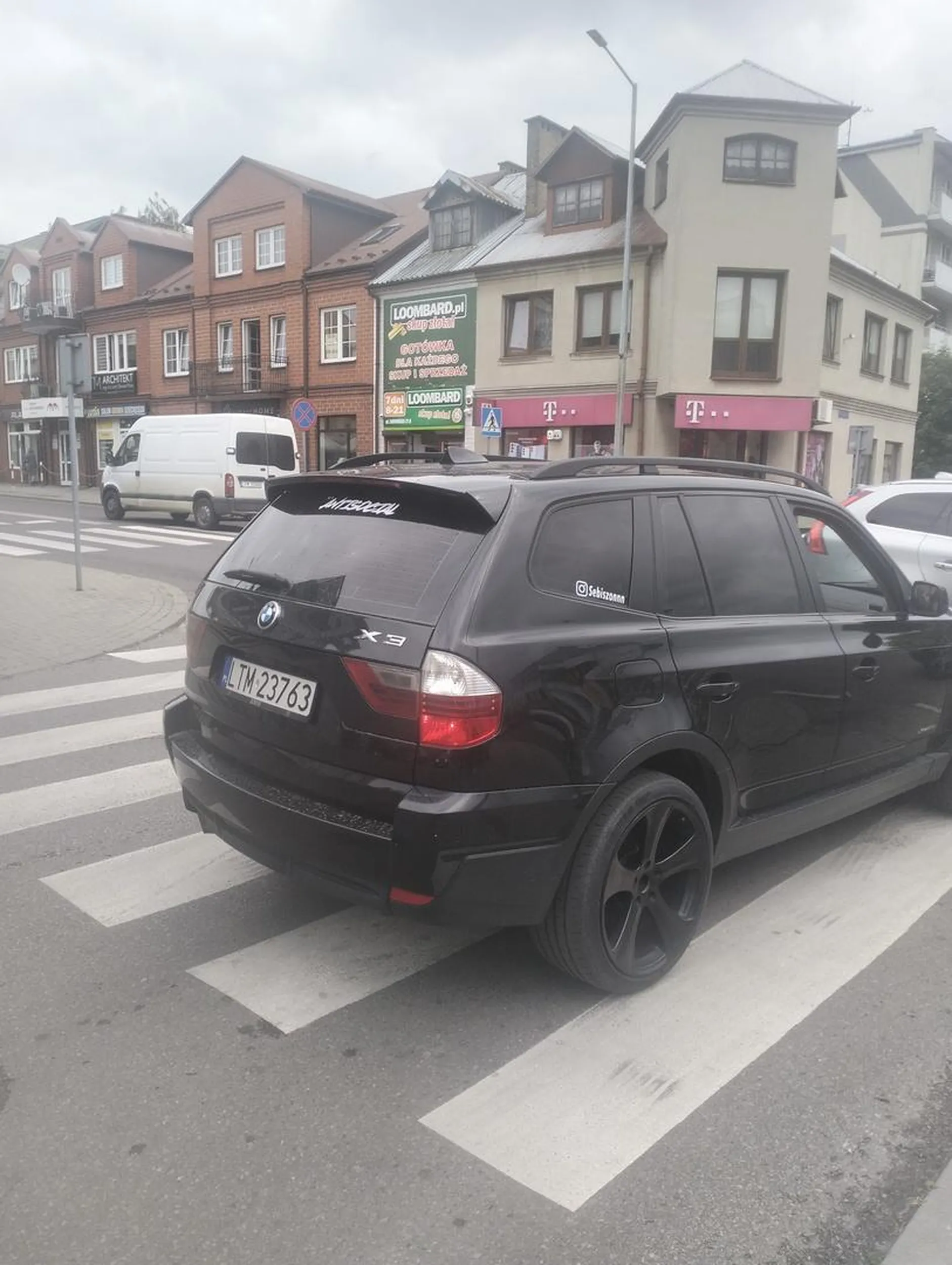 Kierowca bardzo agresywny nie miły inteligentne parkowanie na przejściu dla pieszych