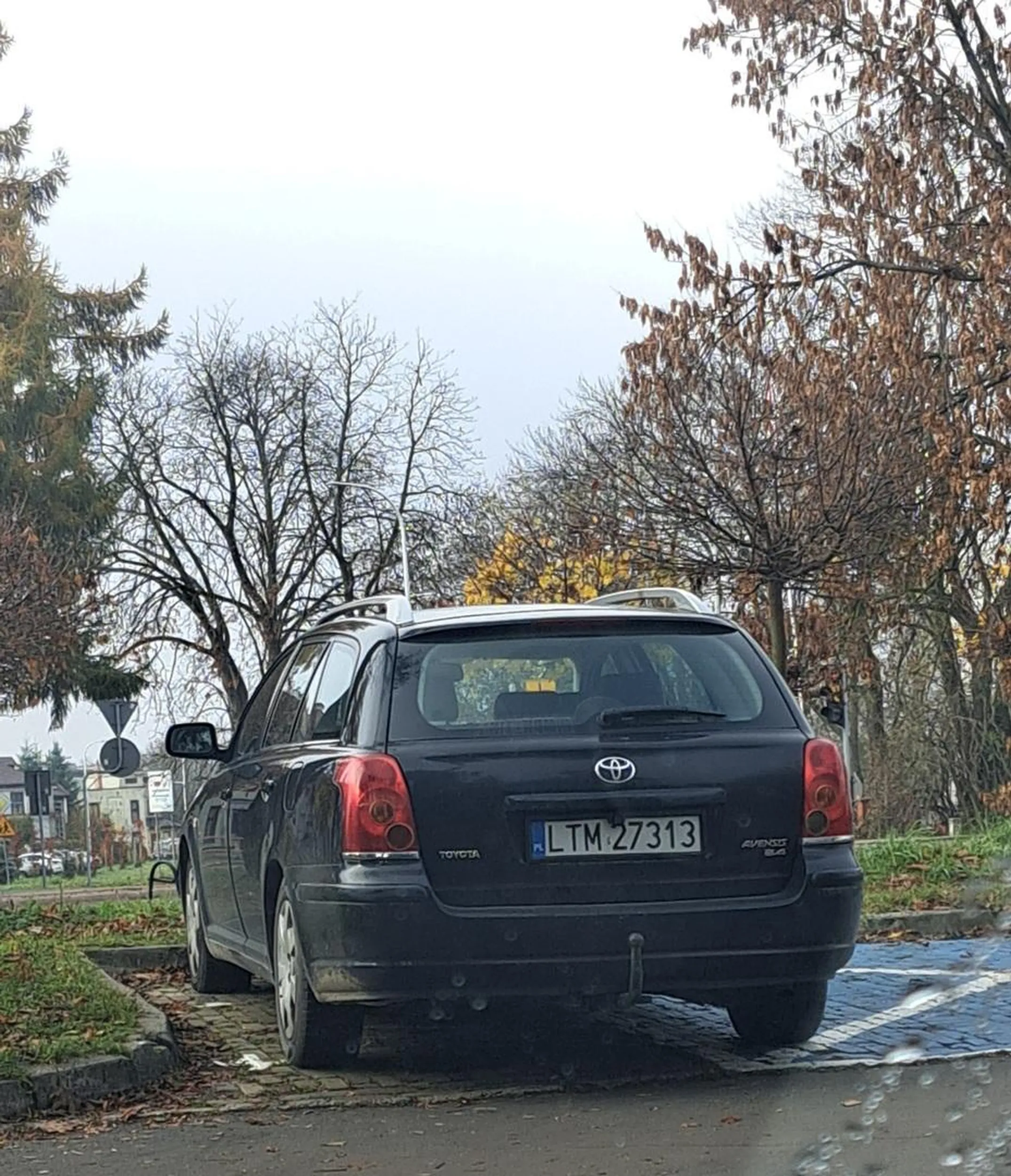 Kolego to nie jest miejsce dla Ciebie tylko dla hulejnóg i dla niepelnosprawnych ktorym utrudniasz zabierając im cześć miejsca