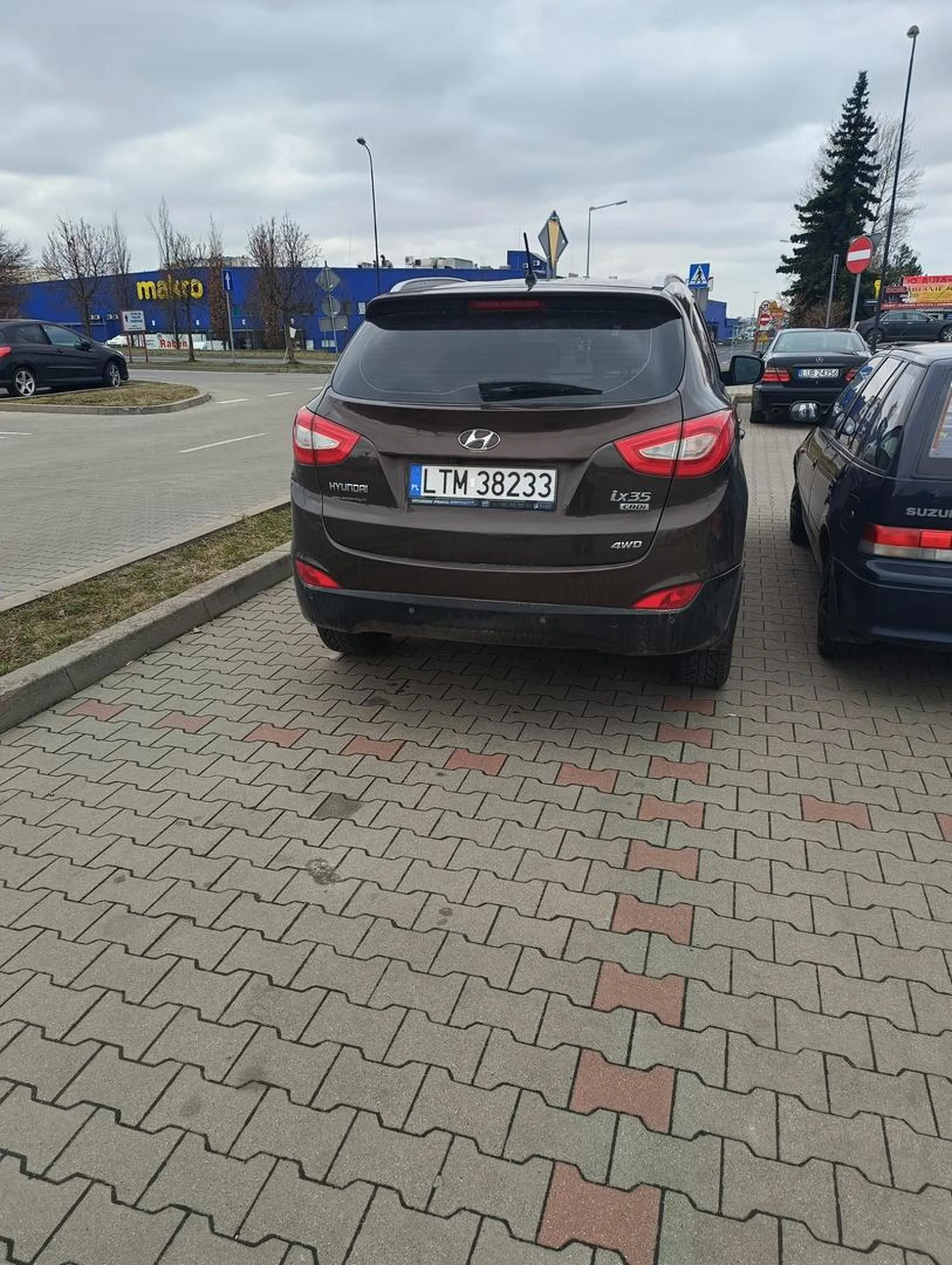 Trzeba do okulisty, jeżeli nie potrafisz wycelować w miejsce. Mogłem przywalić drzwiami.