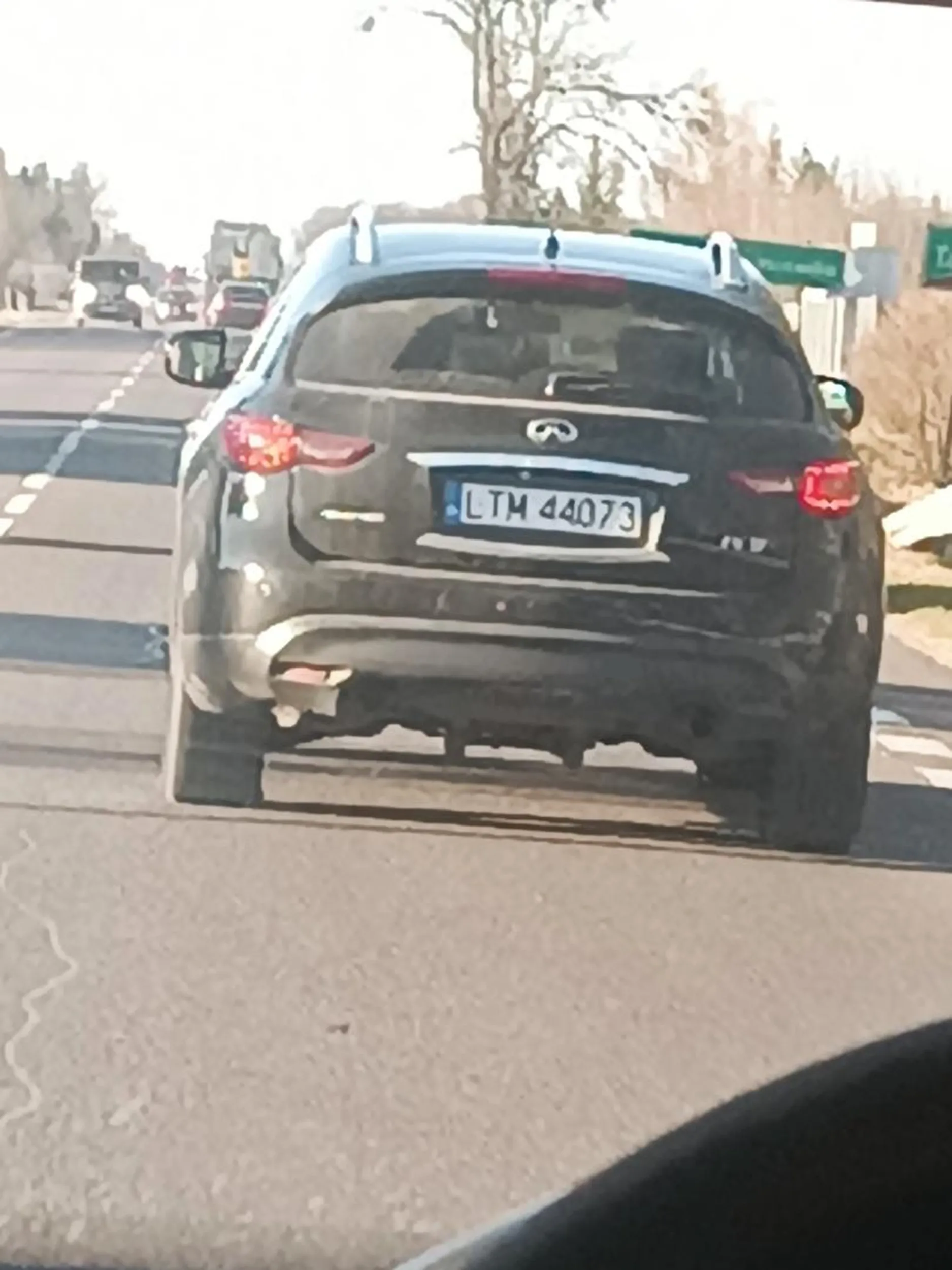 zwalnia przed zielonym światłem